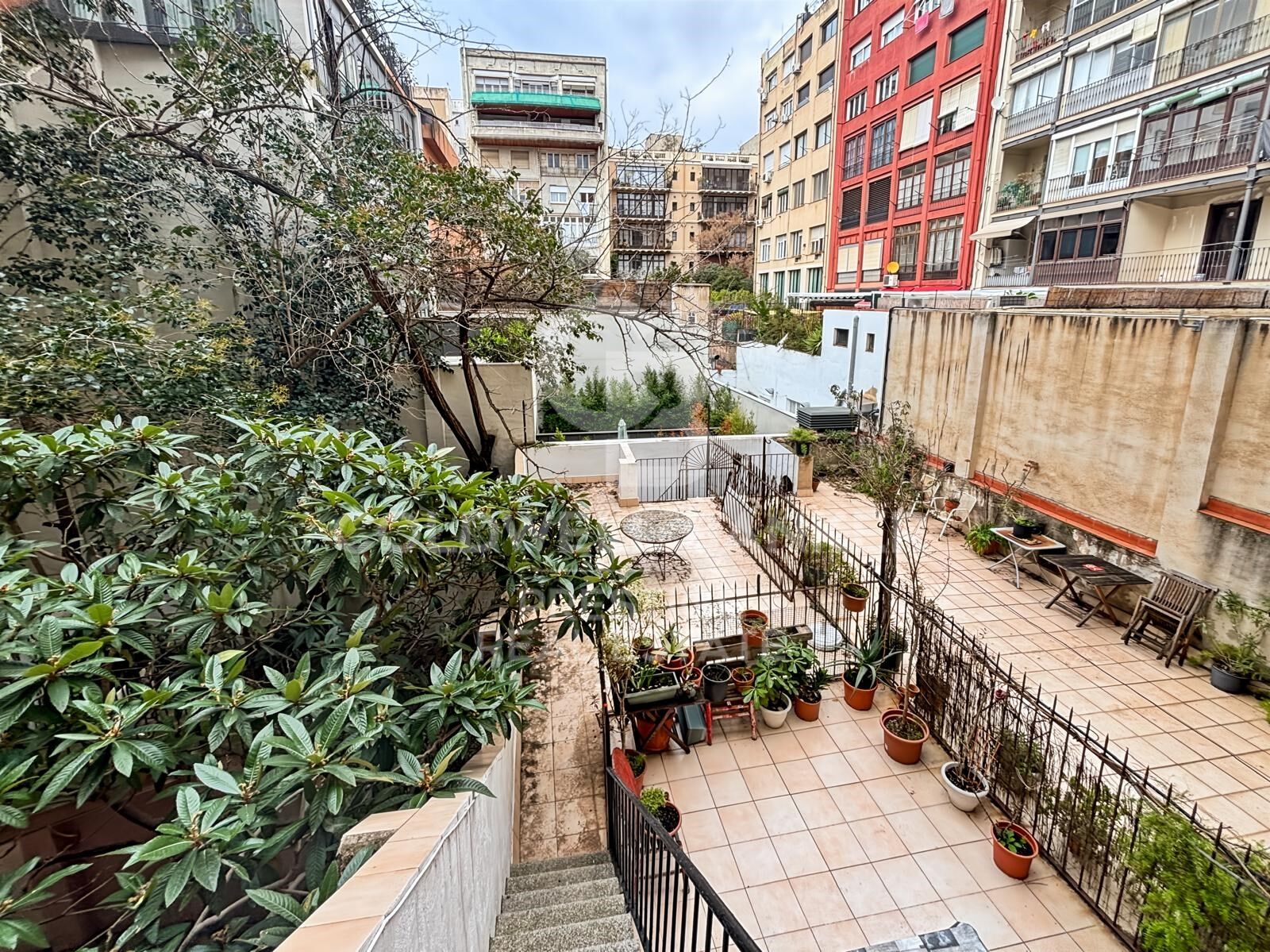 Apartment to renovate with private terrace near Rambla Catalunya