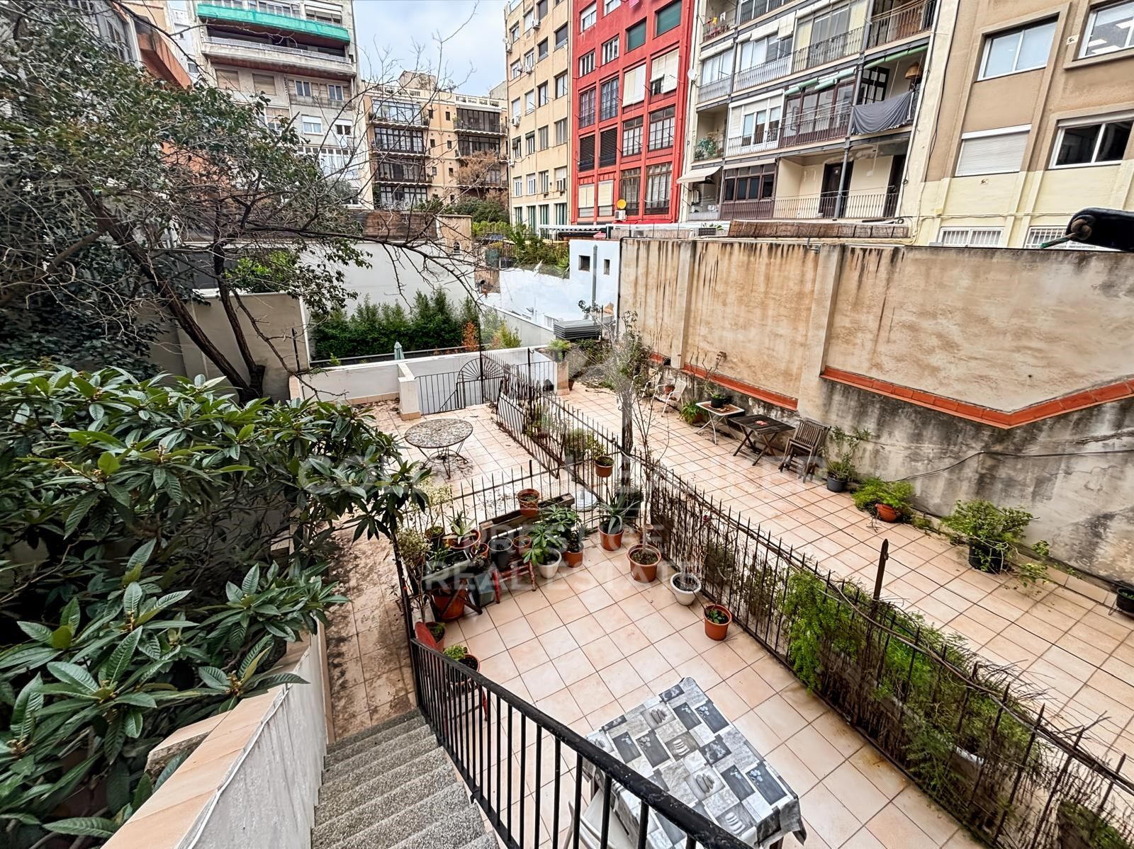 Appartement à rénover avec terrasse privée près de la Rambla Catalunya