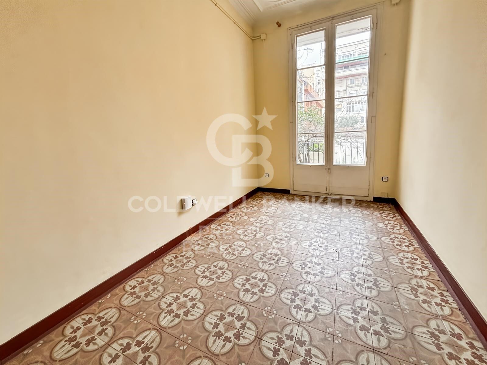 Piso a reformar con terraza privada cerca de Rambla Catalunya