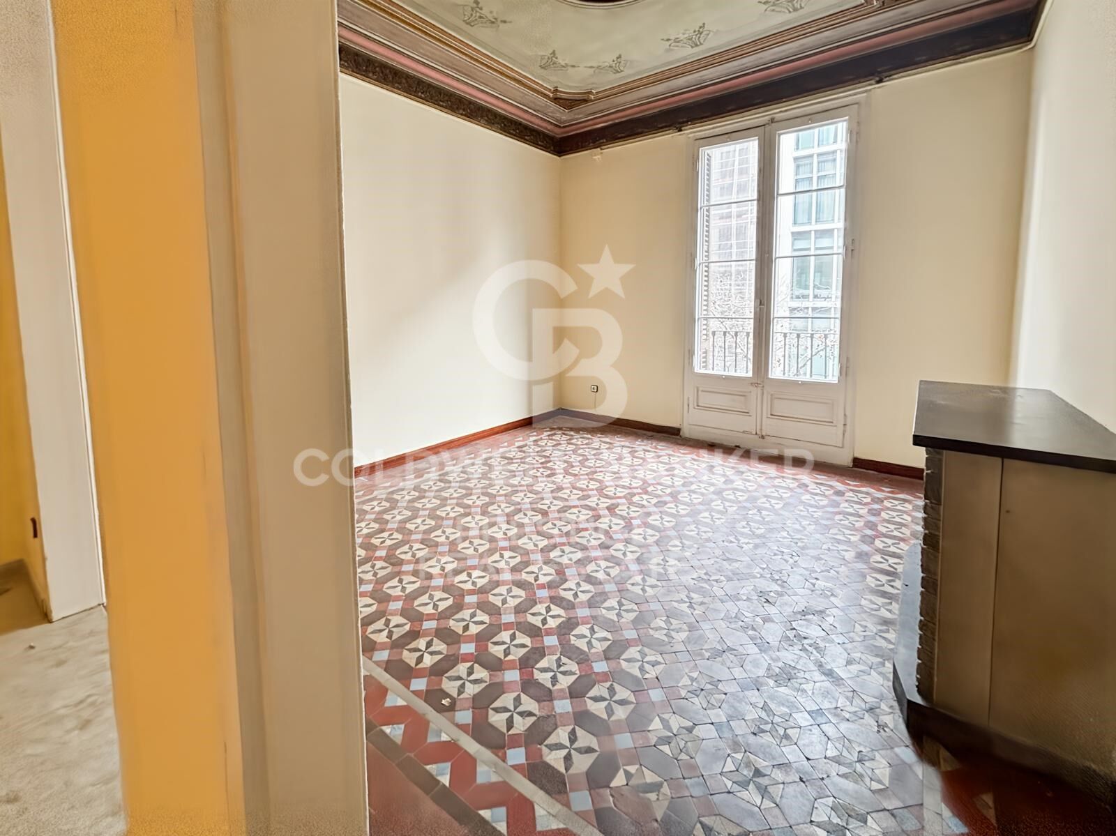 Piso a reformar con terraza privada cerca de Rambla Catalunya