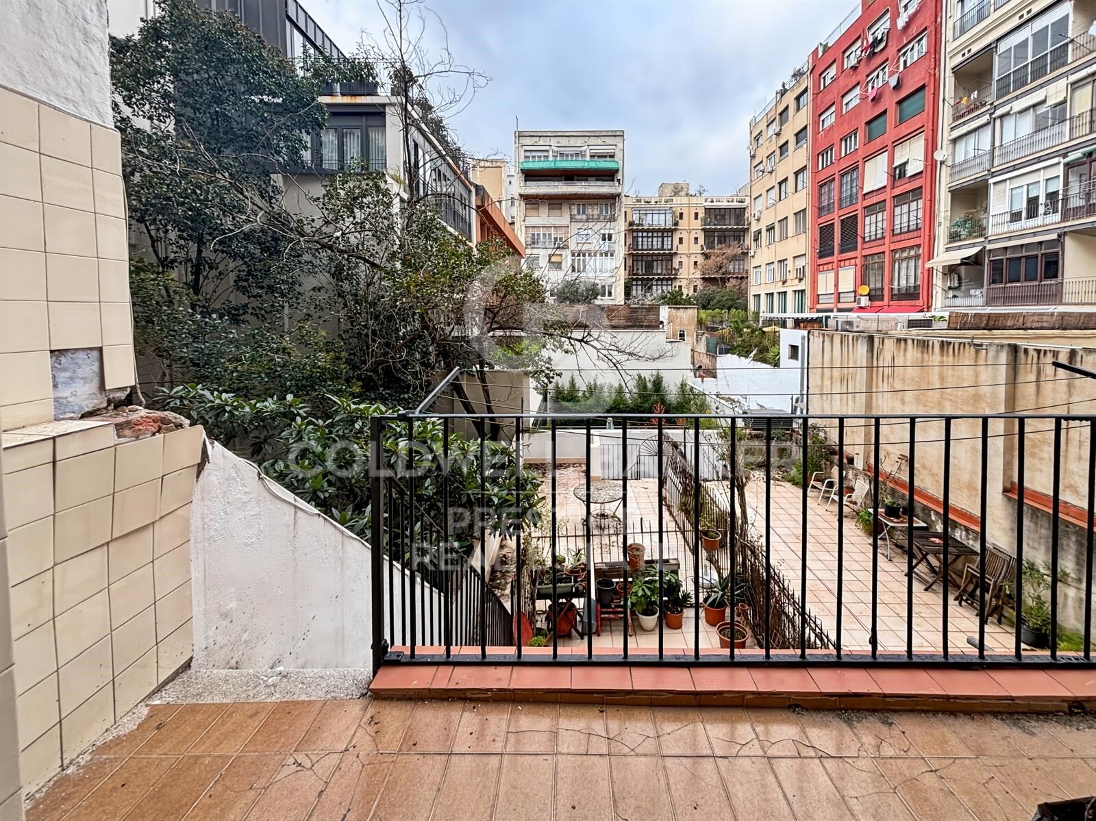 Piso a reformar con terraza privada cerca de Rambla Catalunya