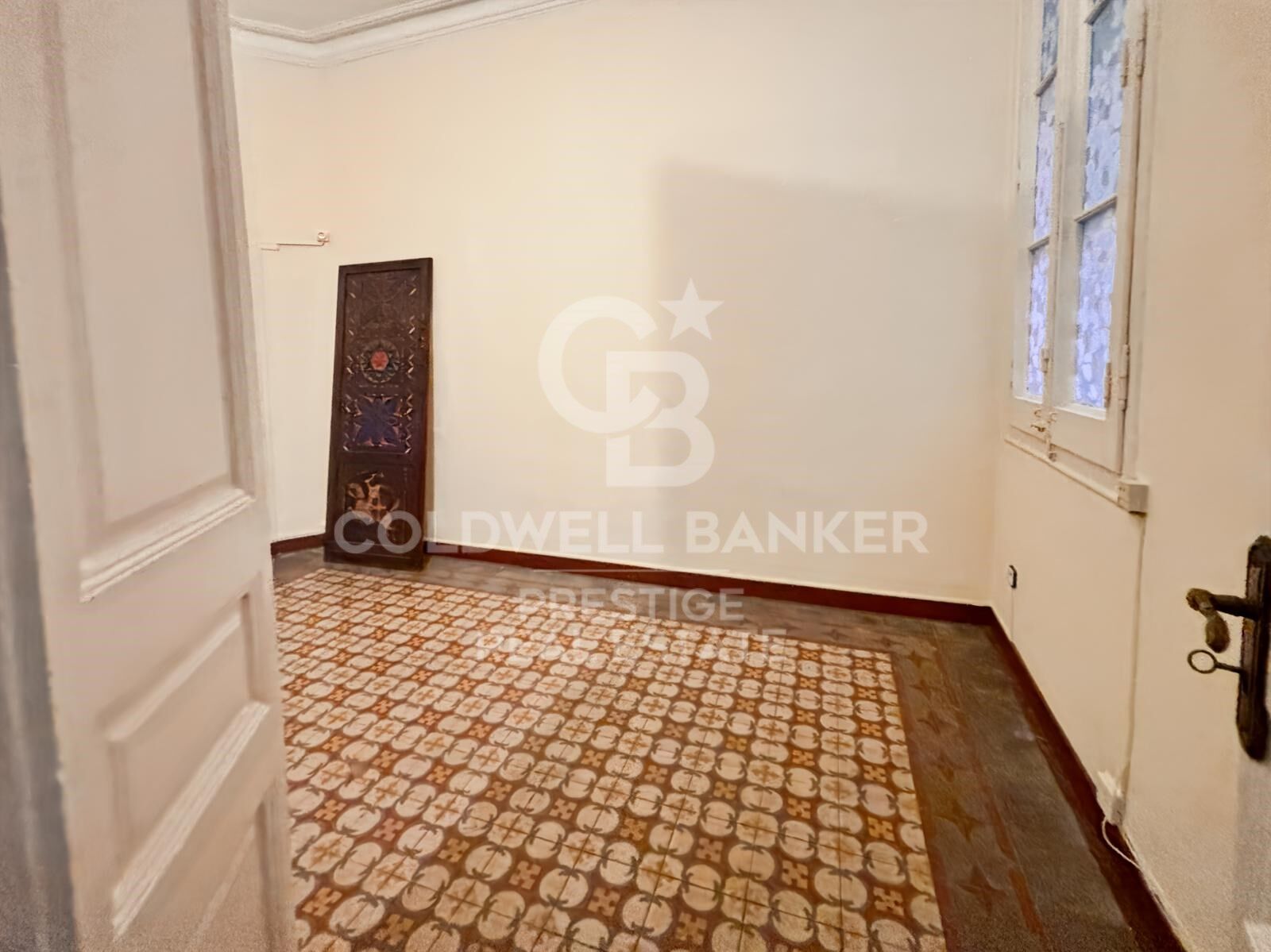Appartement à rénover avec terrasse privée près de la Rambla Catalunya