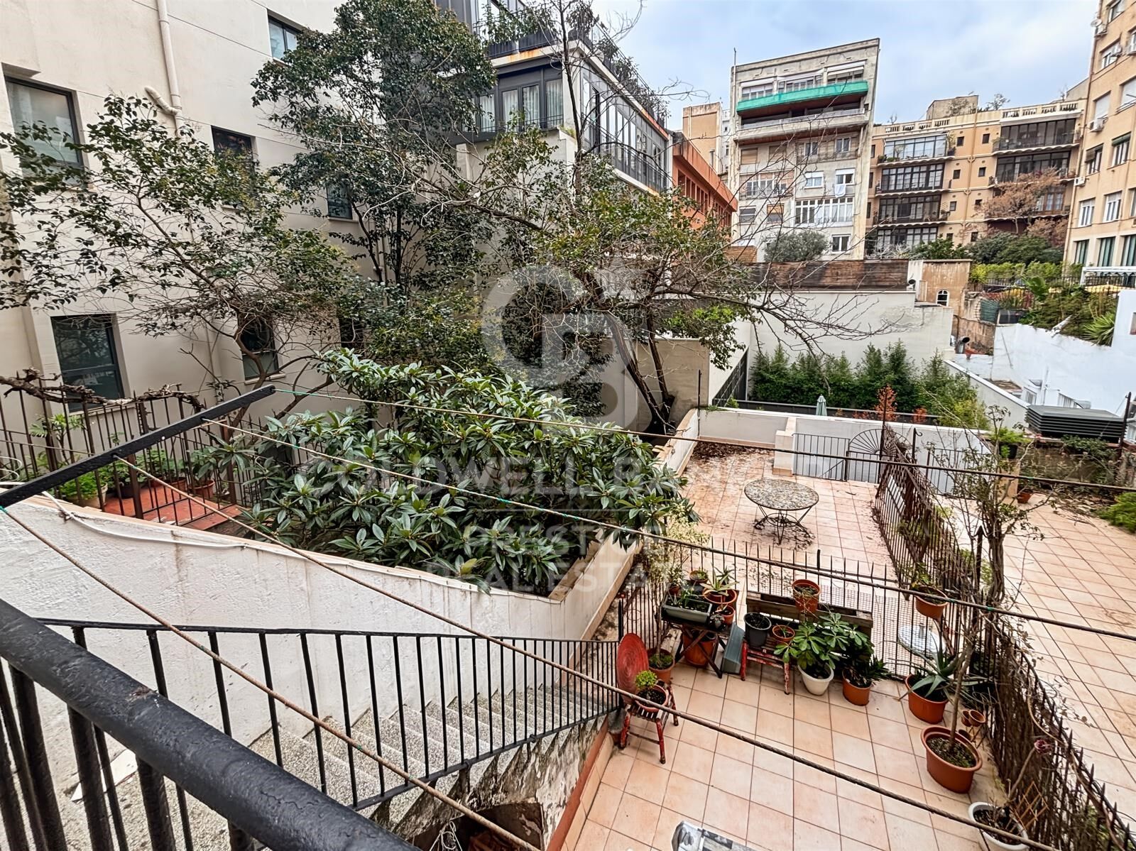 Piso a reformar con terraza privada cerca de Rambla Catalunya