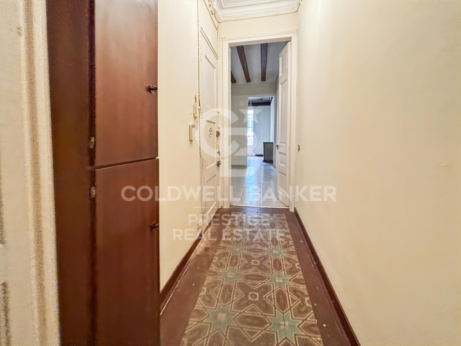 Appartement à rénover avec terrasse privée près de la Rambla Catalunya