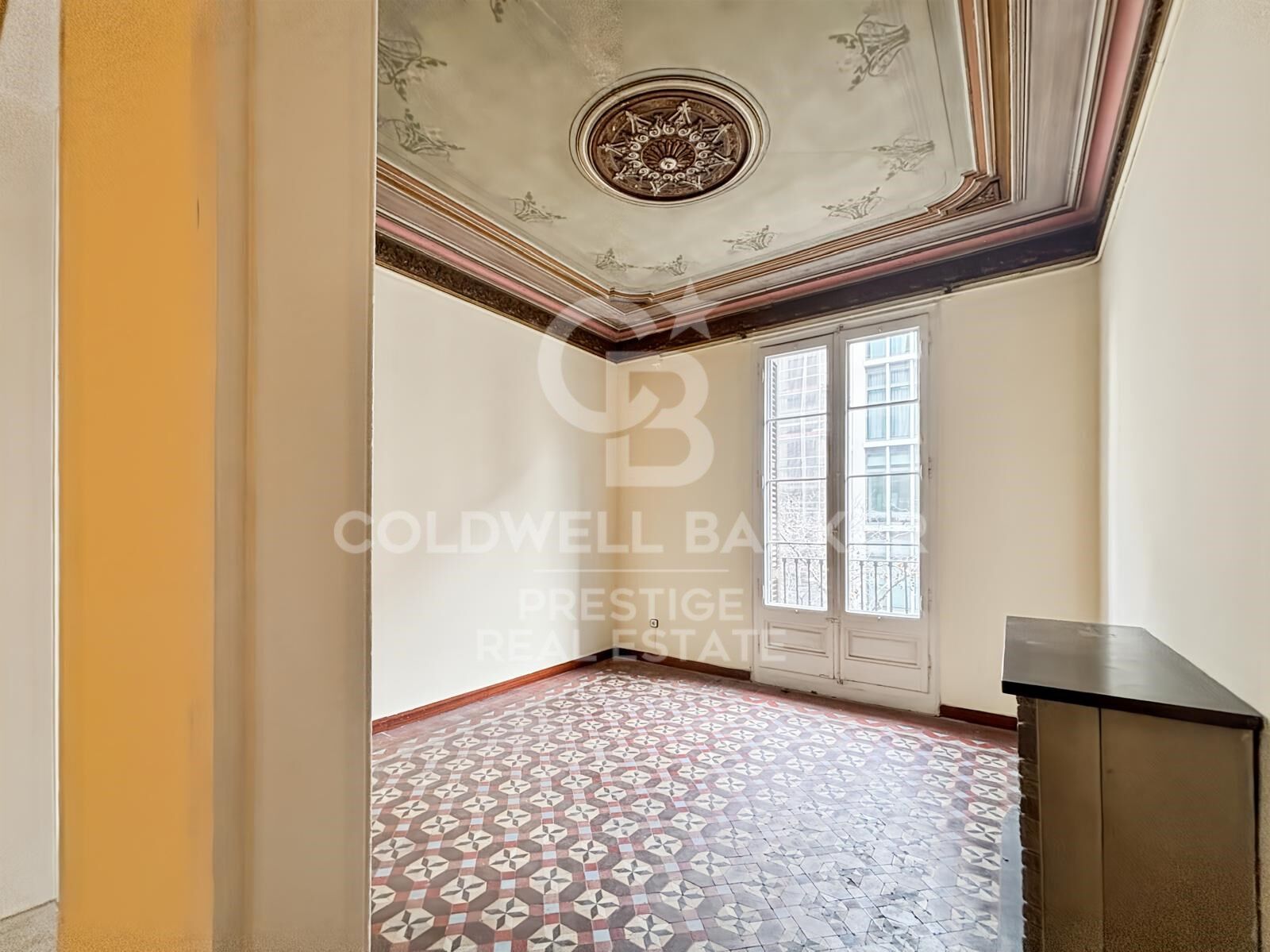 Apartment to renovate with private terrace near Rambla Catalunya