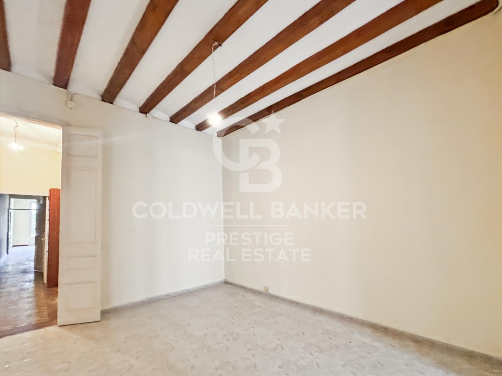 Apartment to renovate with private terrace near Rambla Catalunya