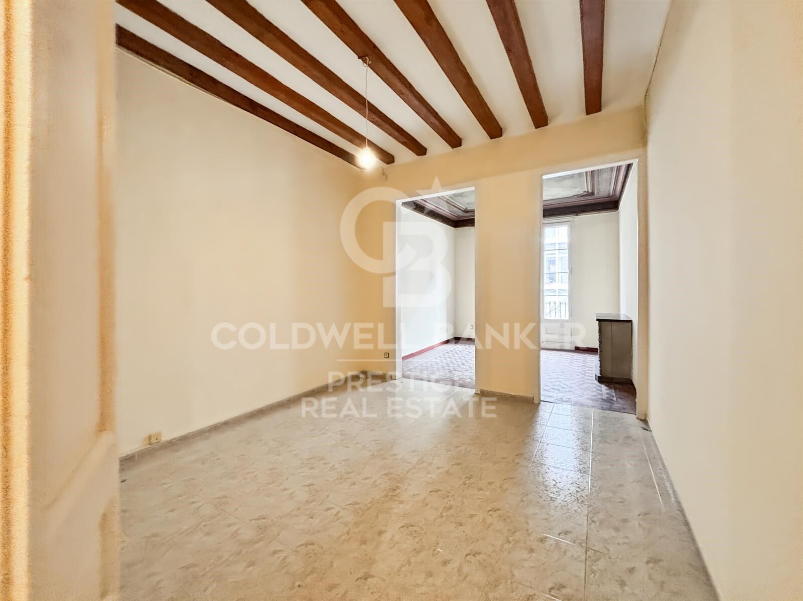 Appartement à rénover avec terrasse privée près de la Rambla Catalunya