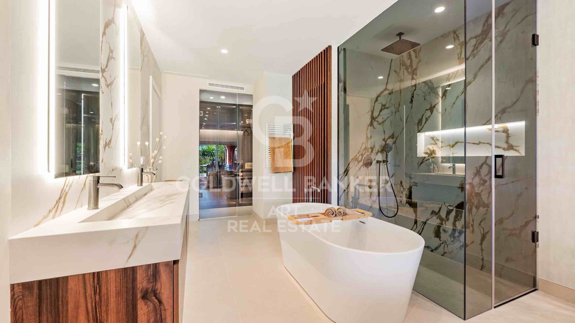 Exclusive ground floor apartment, located in the prestigious New Golden Mile area