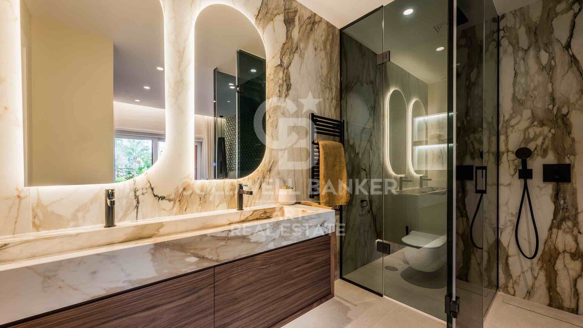 Exclusive ground floor apartment, located in the prestigious New Golden Mile area