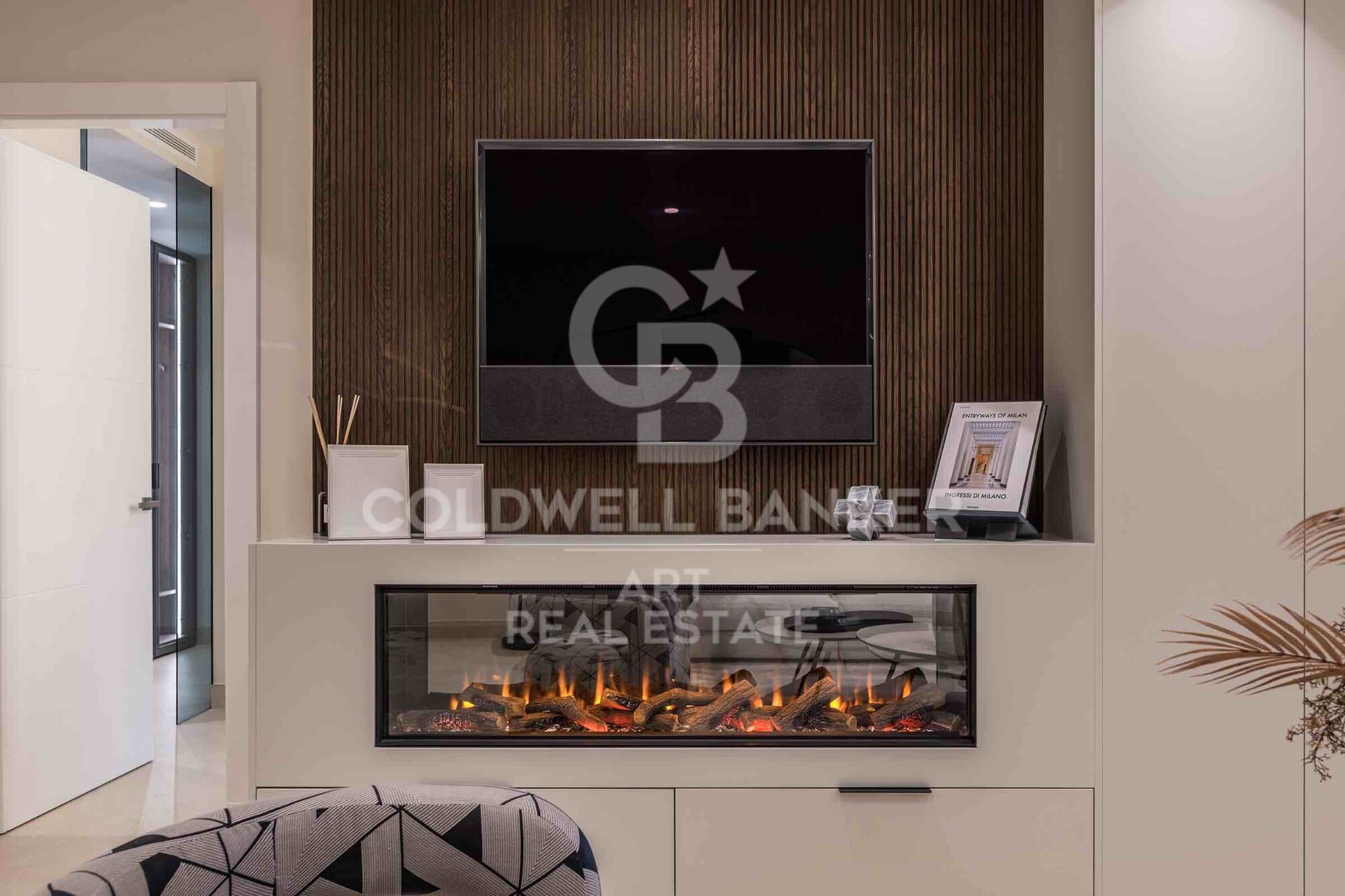 Exclusive ground floor apartment, located in the prestigious New Golden Mile area