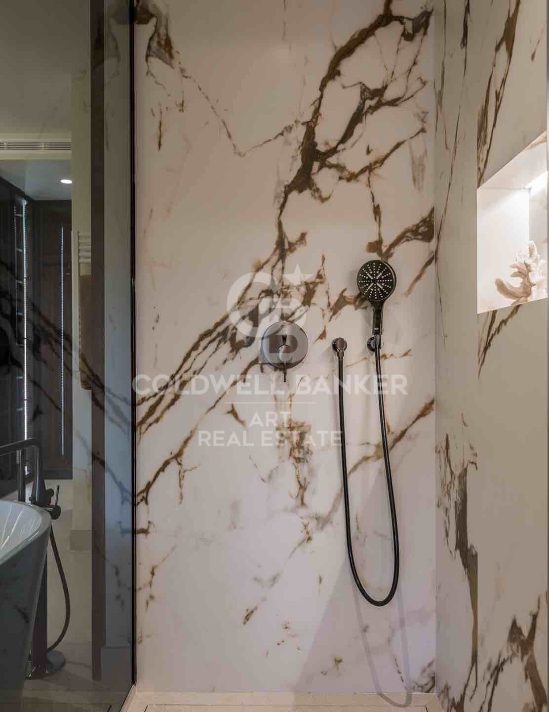 Exclusive ground floor apartment, located in the prestigious New Golden Mile area