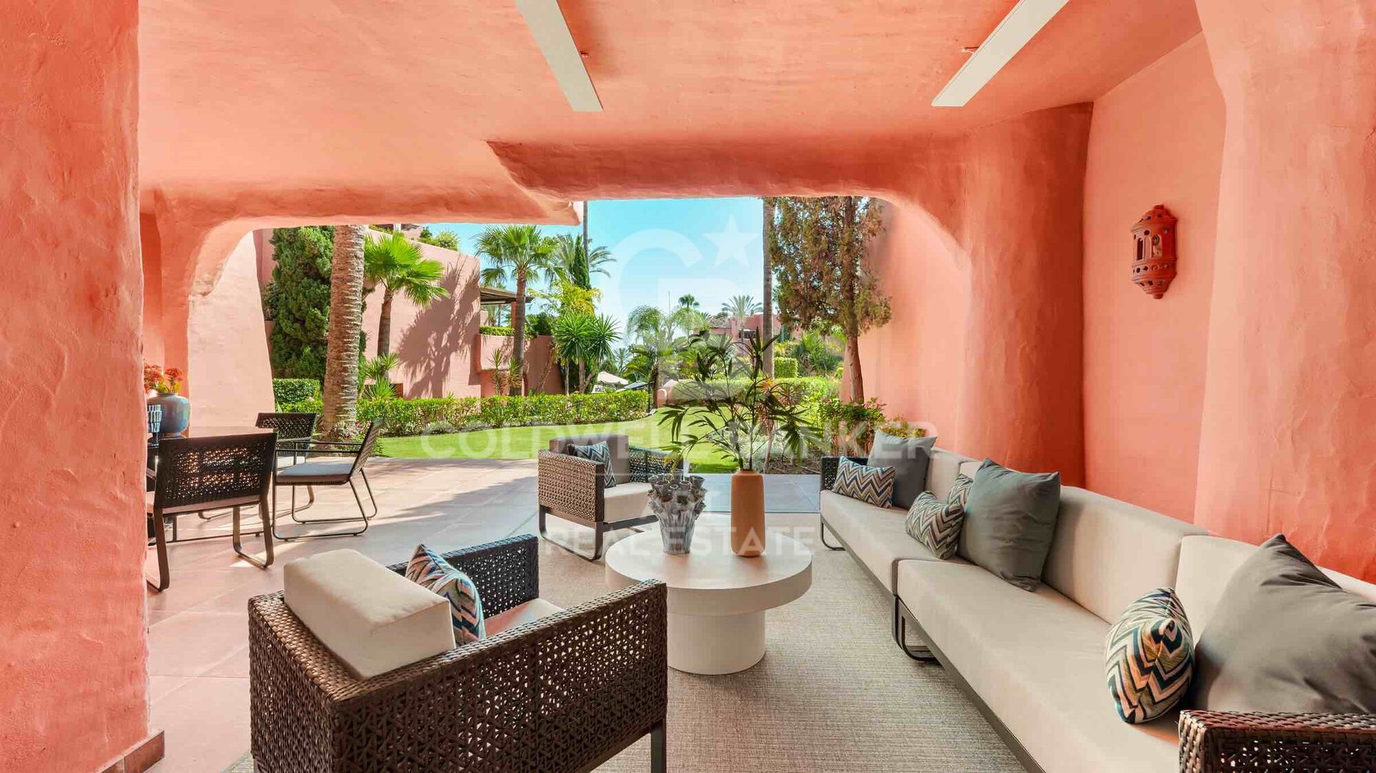 Exclusive ground floor apartment, located in the prestigious New Golden Mile area