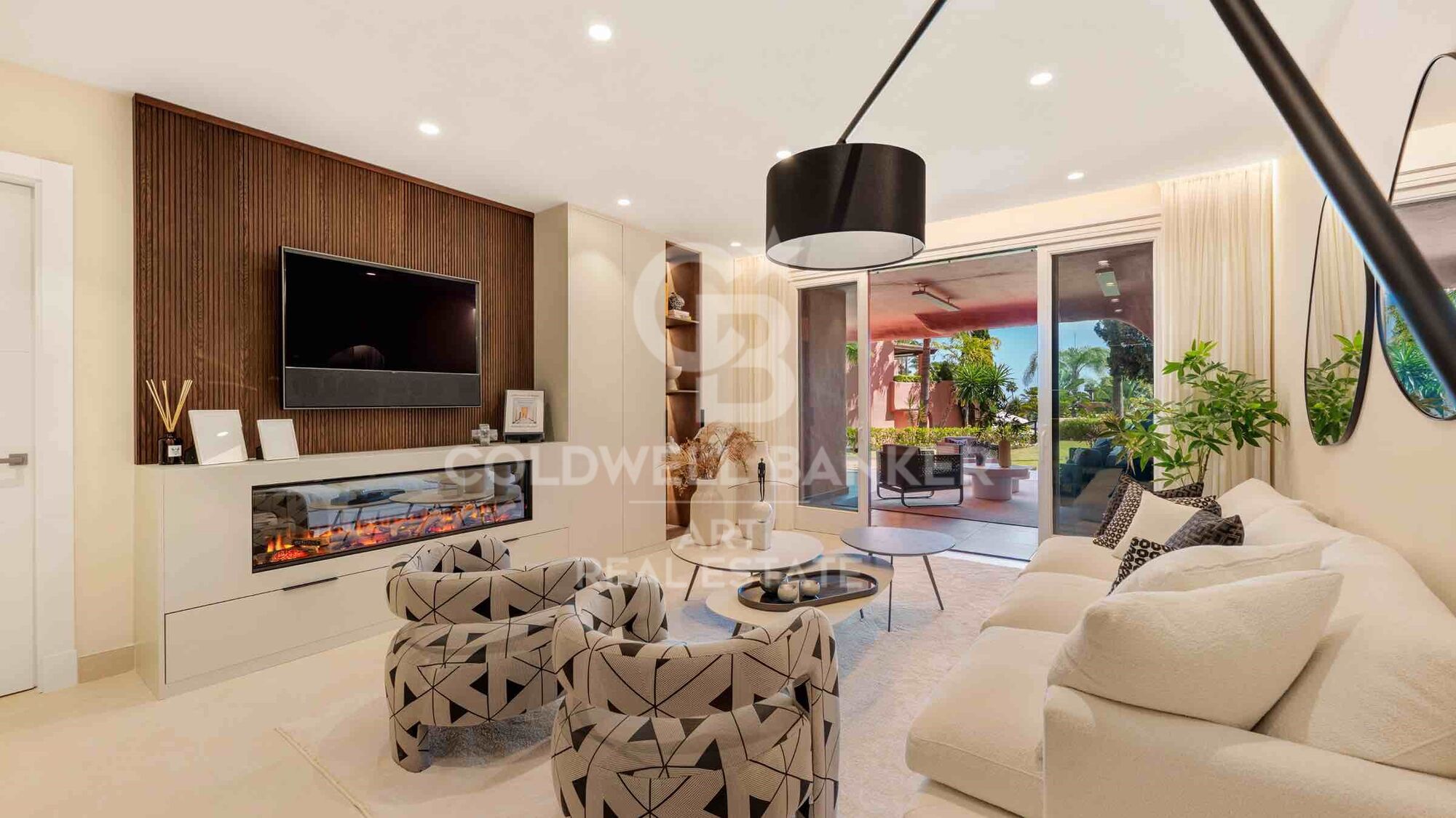 Exclusive ground floor apartment, located in the prestigious New Golden Mile area