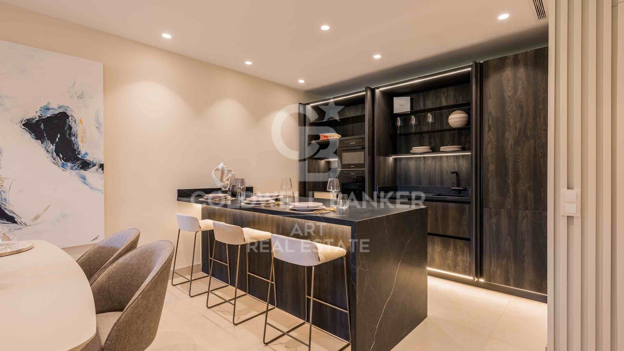 Exclusive ground floor apartment, located in the prestigious New Golden Mile area