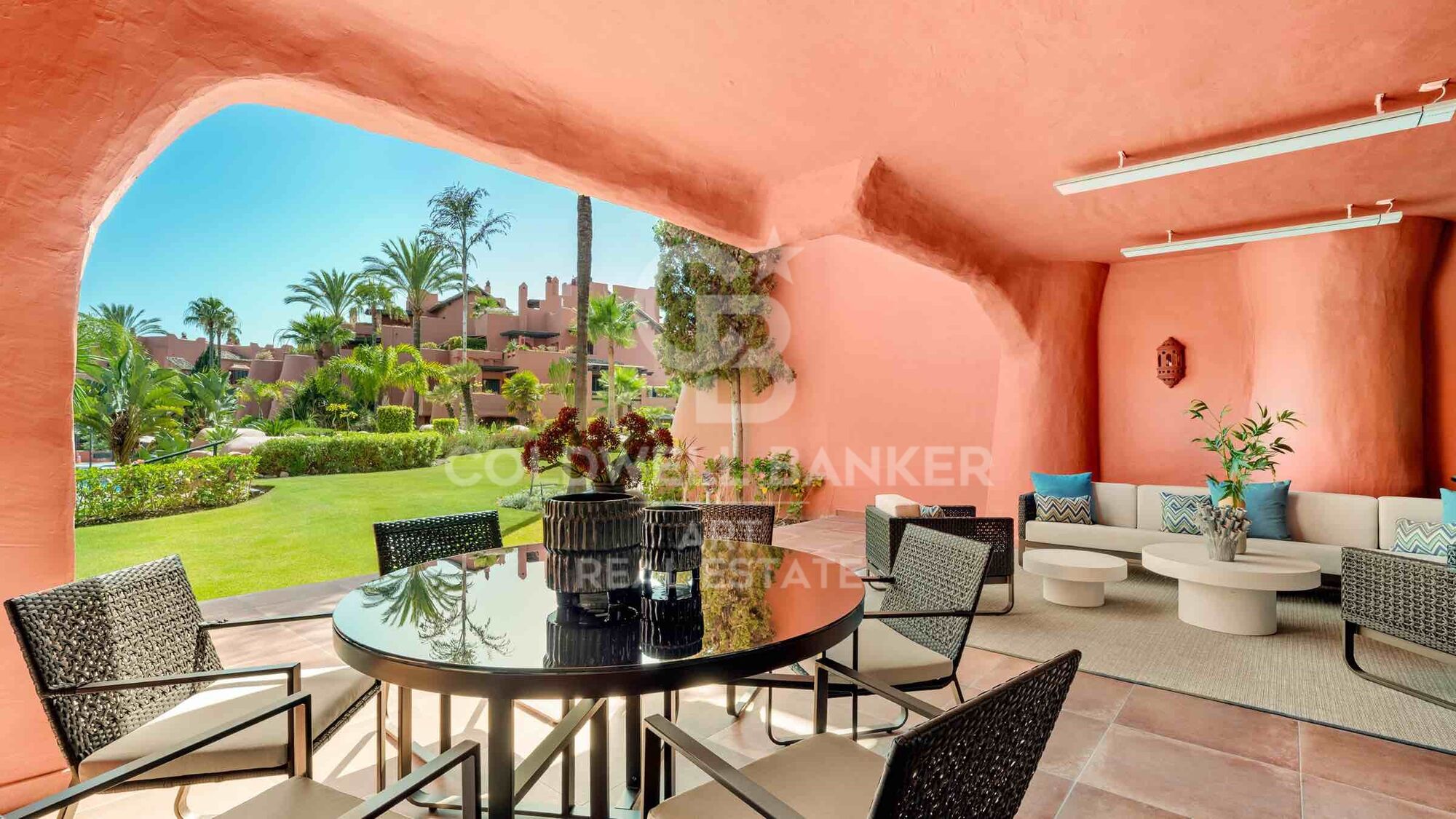Exclusive ground floor apartment, located in the prestigious New Golden Mile area