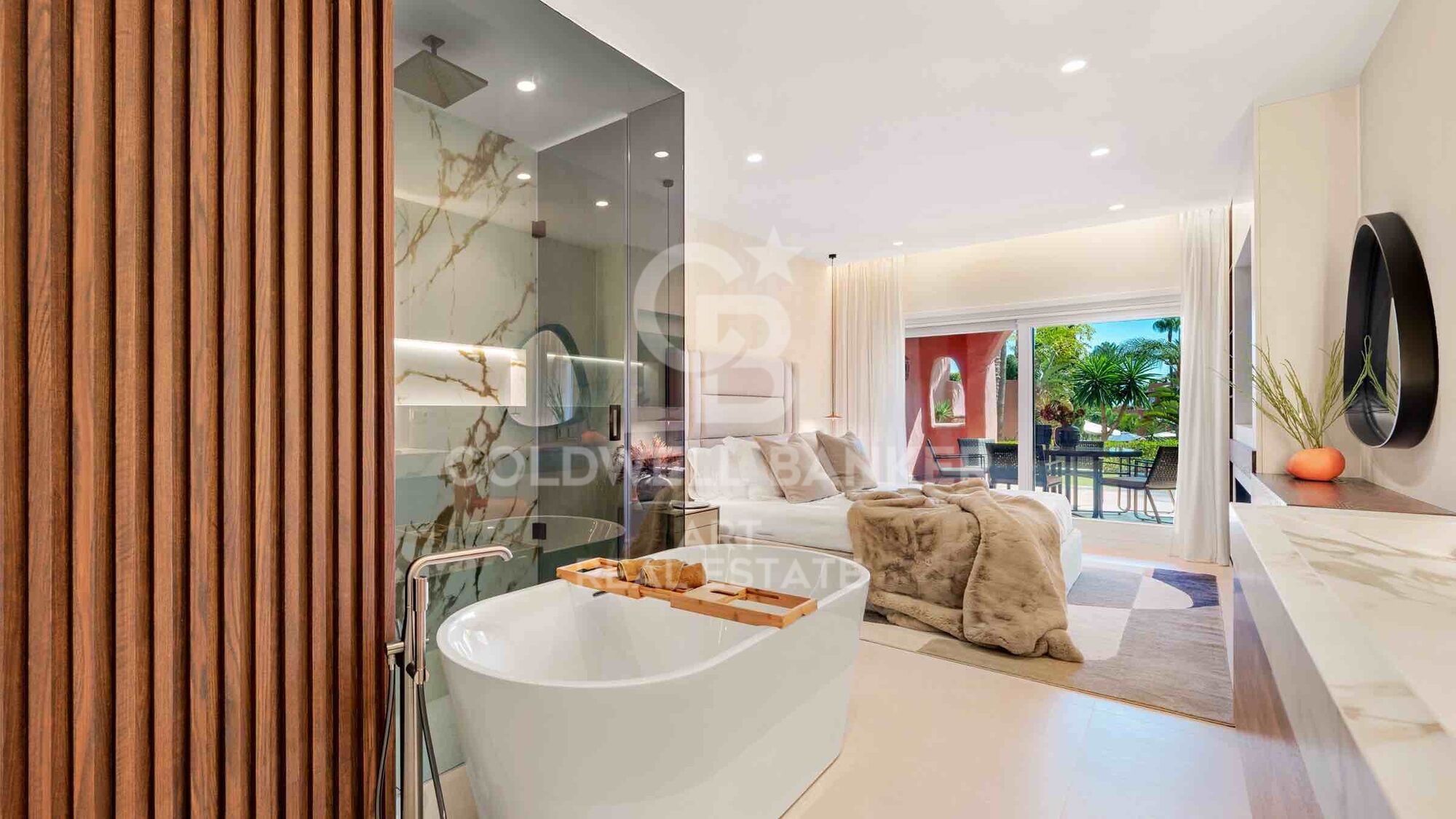 Exclusive ground floor apartment, located in the prestigious New Golden Mile area