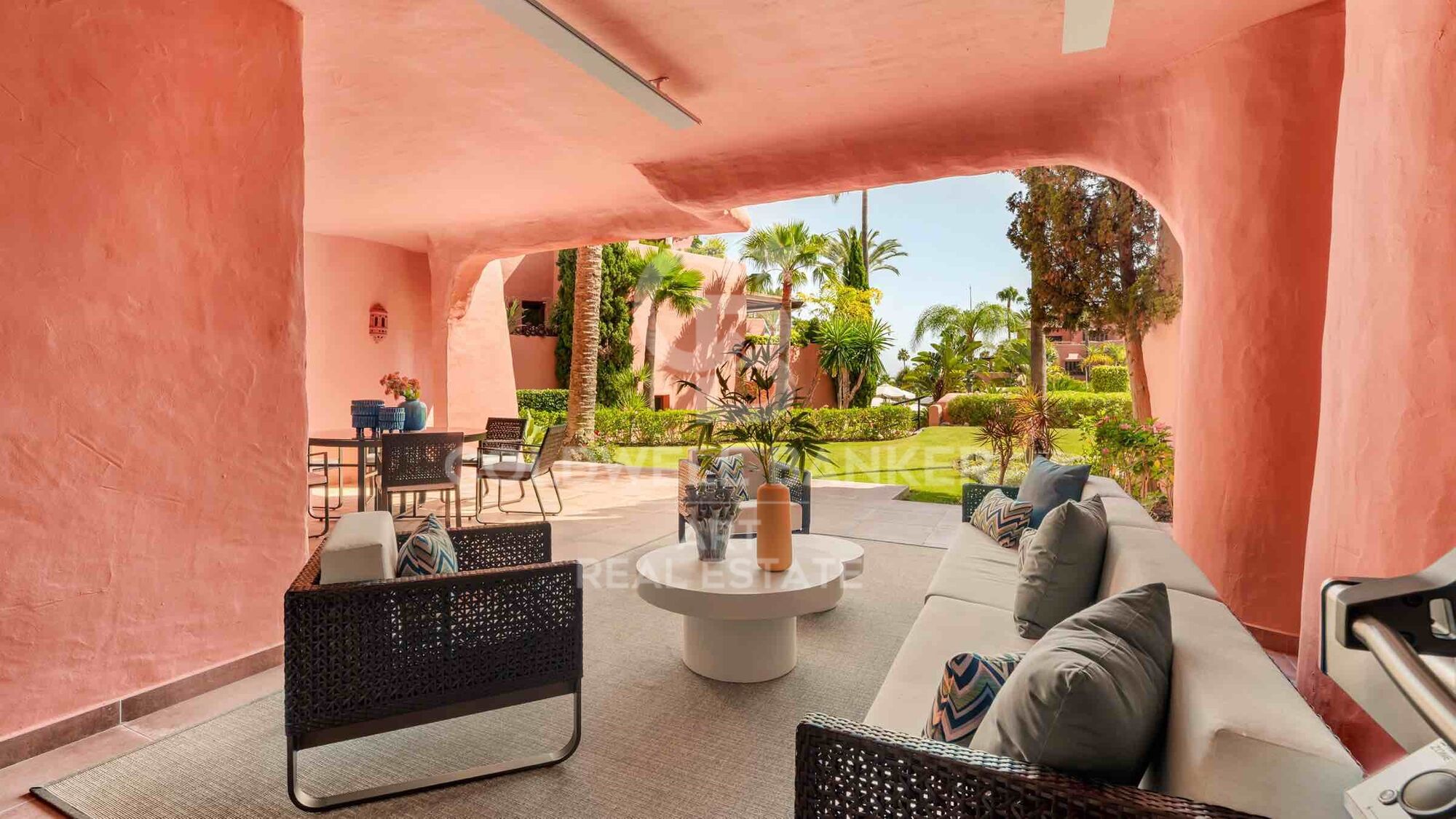 Exclusive ground floor apartment, located in the prestigious New Golden Mile area