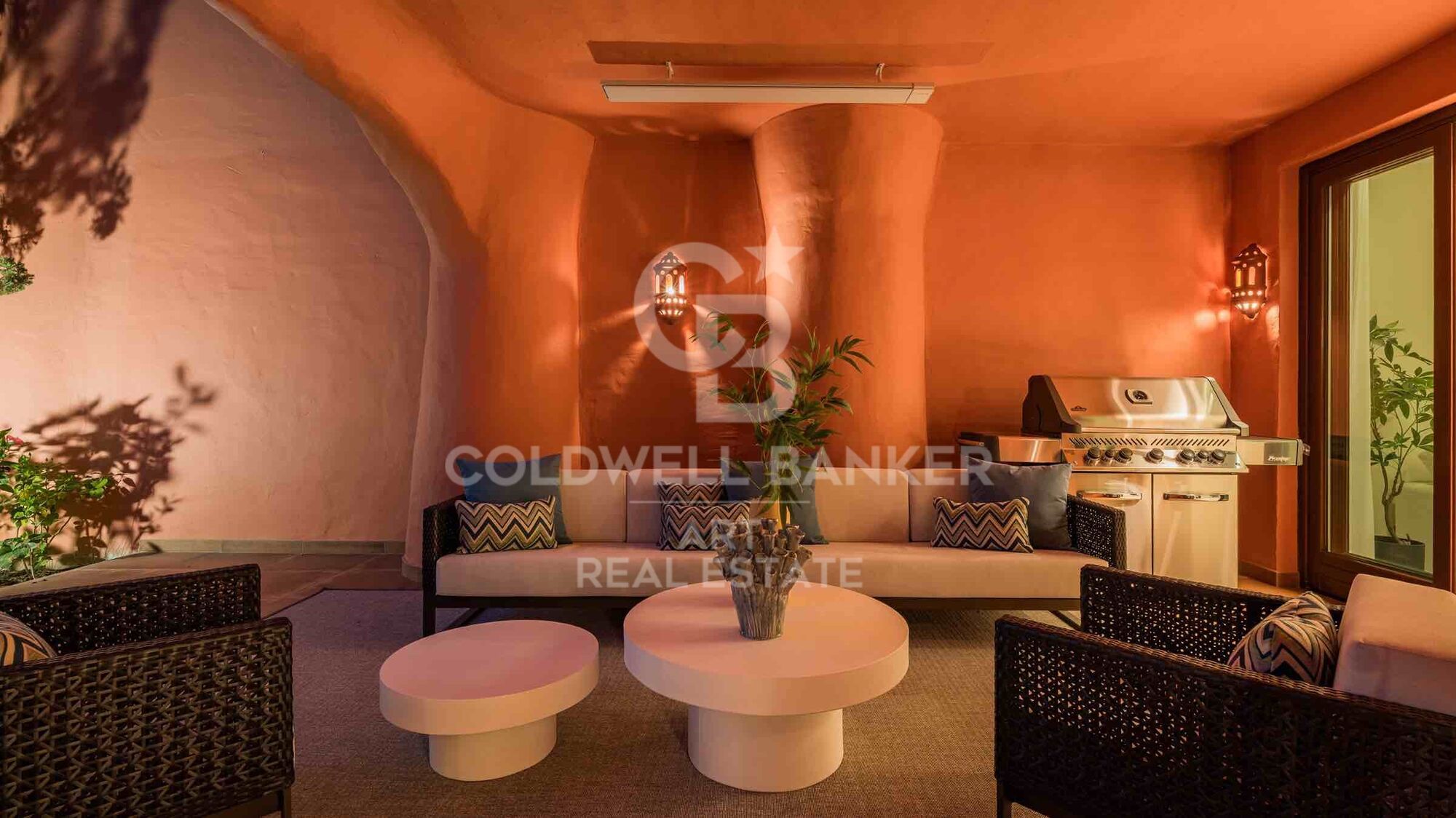 Exclusive ground floor apartment, located in the prestigious New Golden Mile area