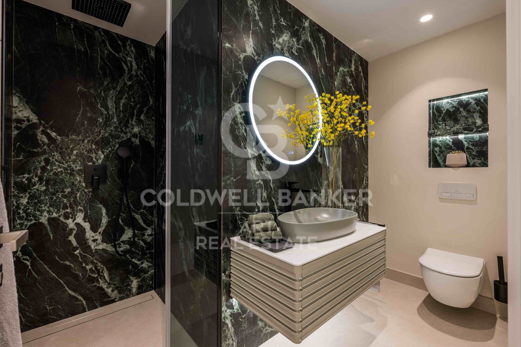 Exclusive ground floor apartment, located in the prestigious New Golden Mile area