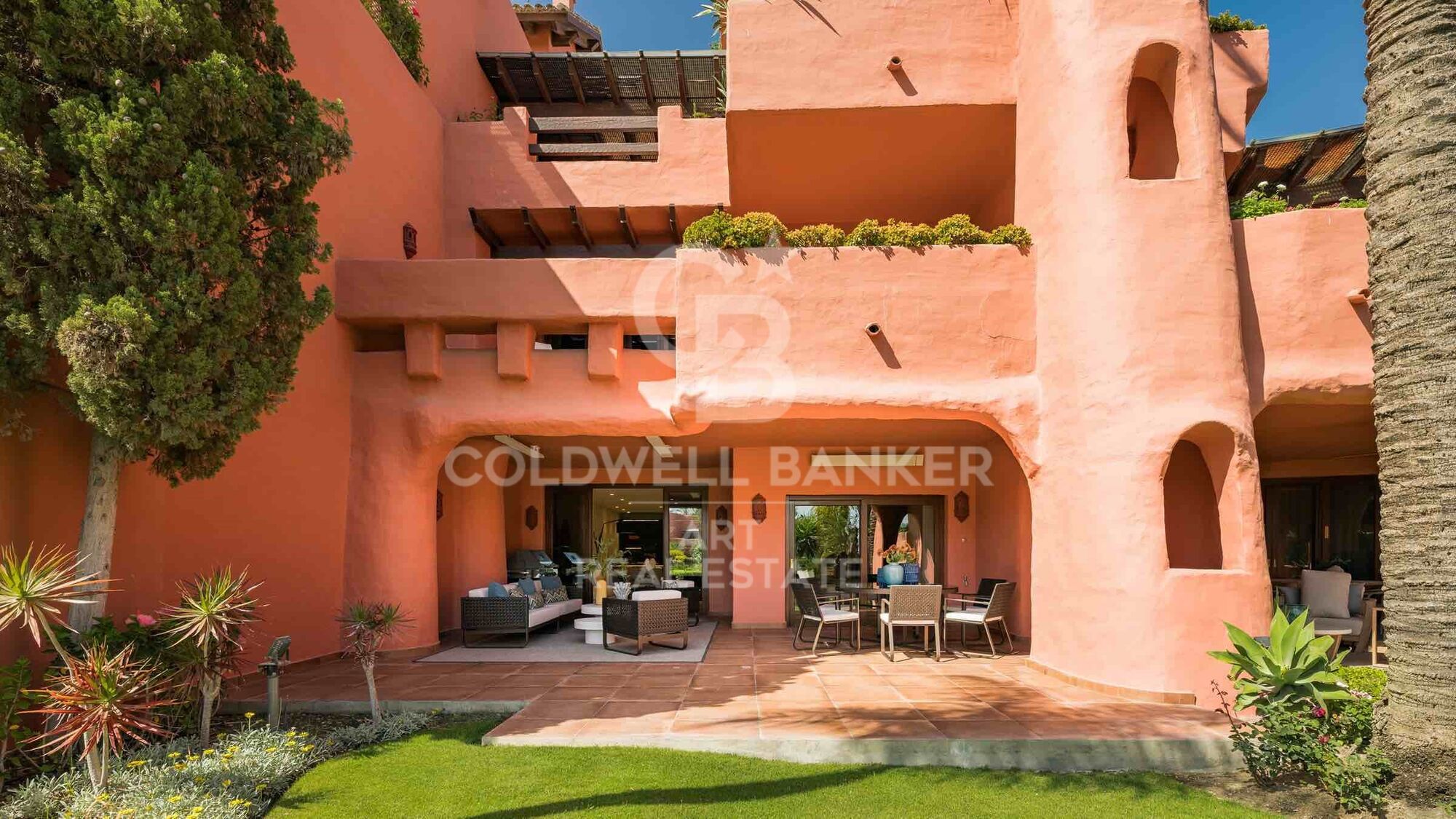 Exclusive ground floor apartment, located in the prestigious New Golden Mile area