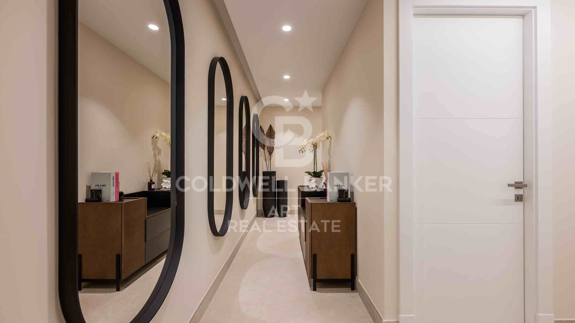 Exclusive ground floor apartment, located in the prestigious New Golden Mile area