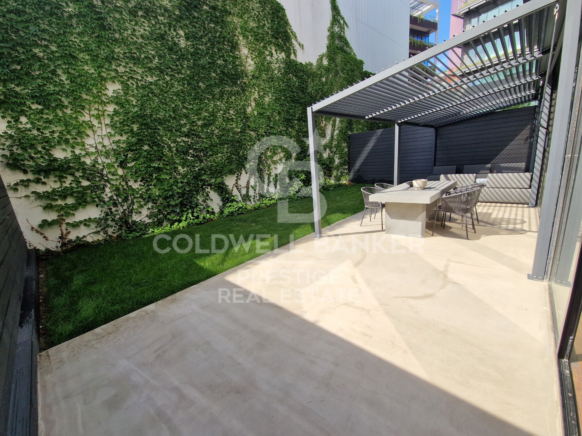 Loft de lujo en venta con jardín de 86m2 en edificio emblemático recién renovado.