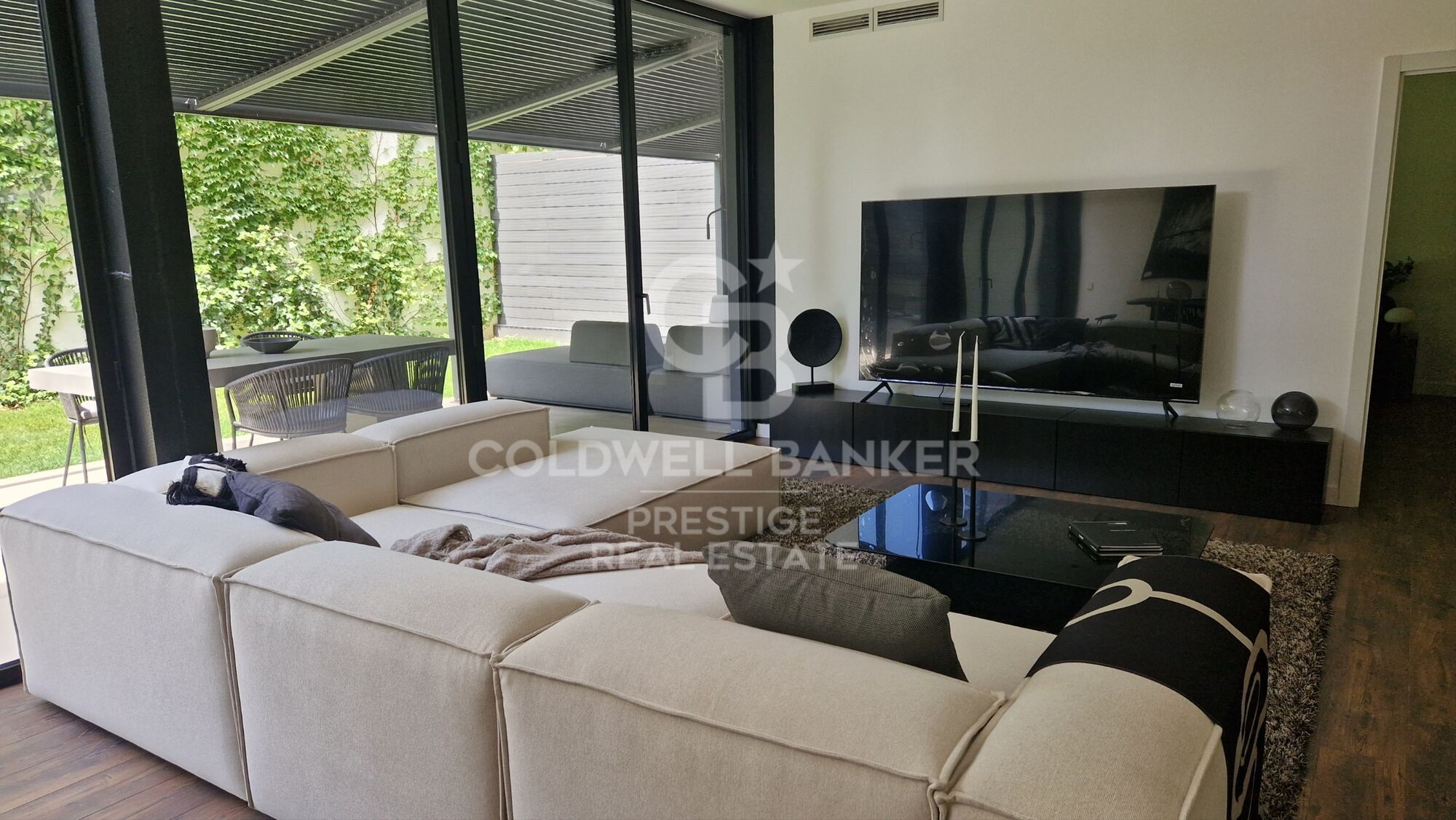 For sale: Luxury loft with an 86 m² garden in a recently renovated iconic building.