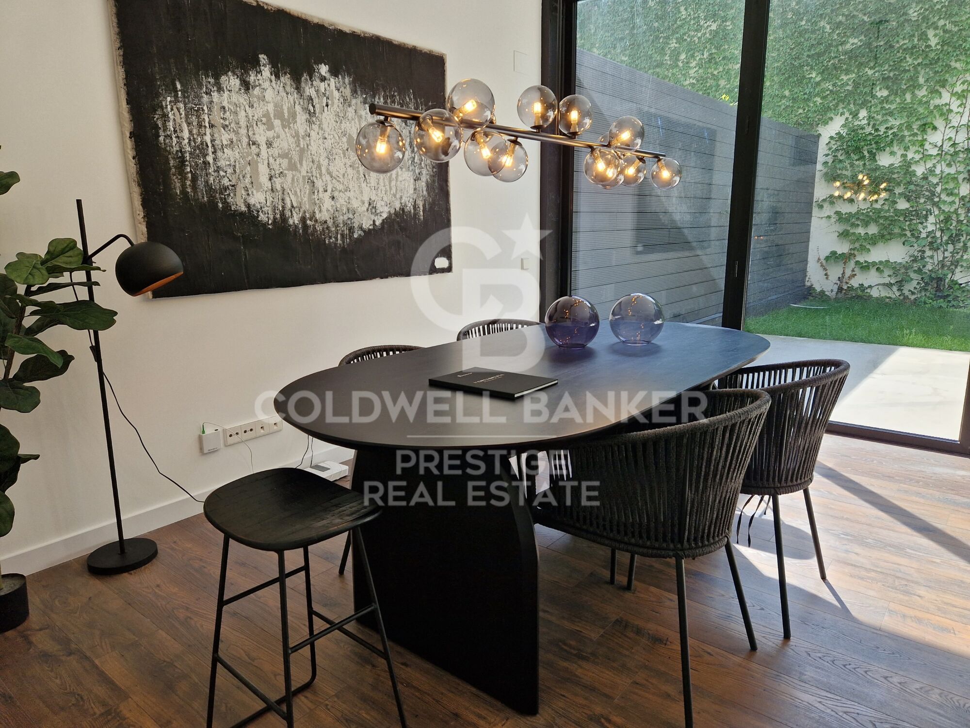 For sale: Luxury loft with an 86 m² garden in a recently renovated iconic building.