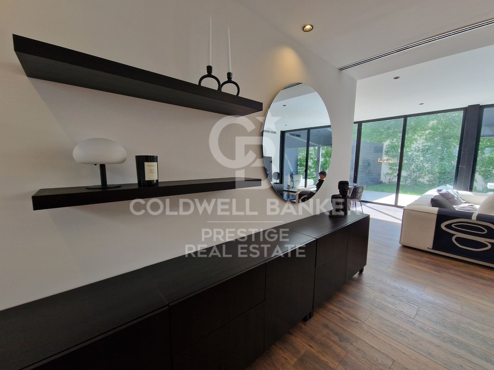 For sale: Luxury loft with an 86 m² garden in a recently renovated iconic building.