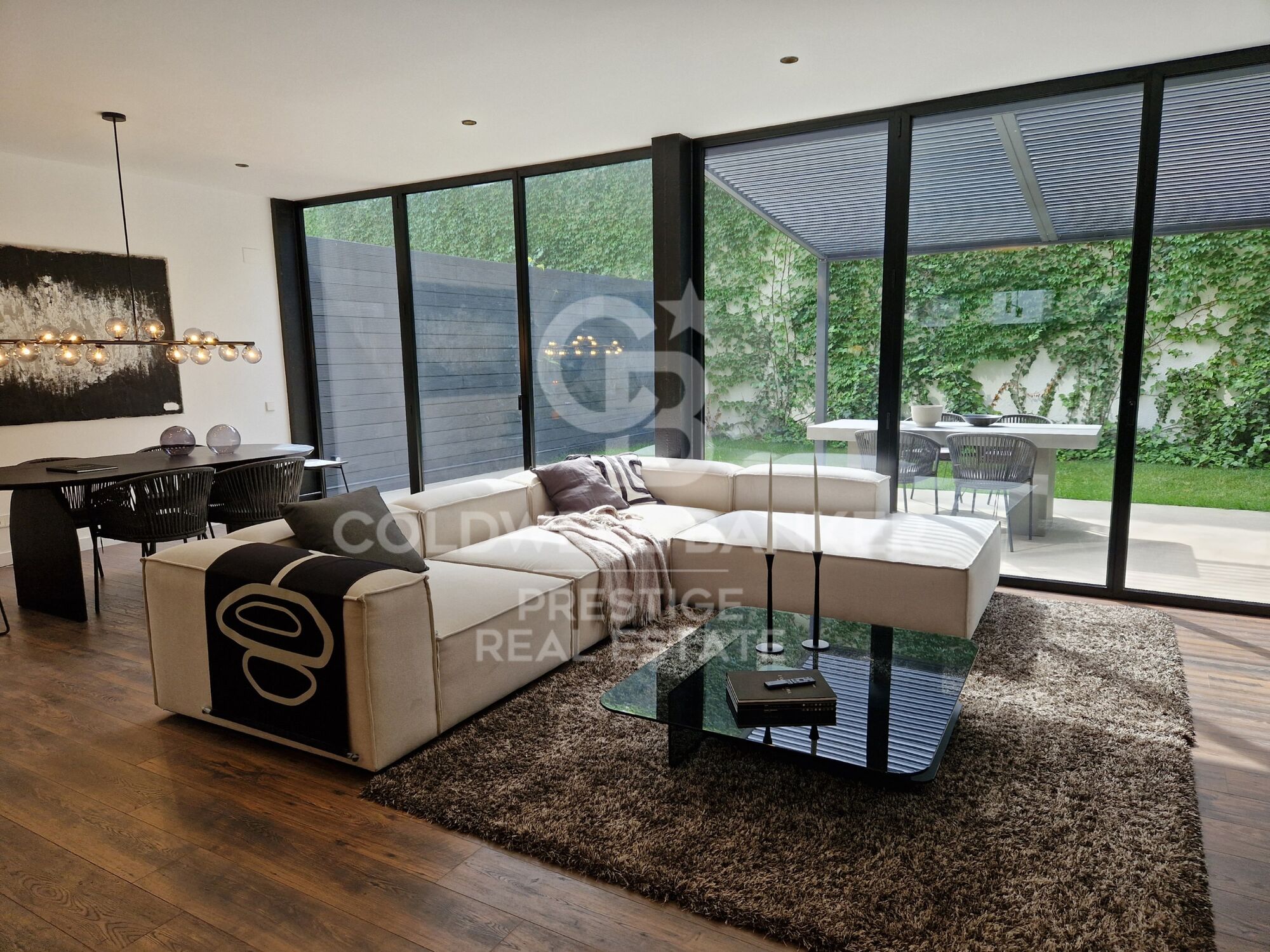 For sale: Luxury loft with an 86 m² garden in a recently renovated iconic building.