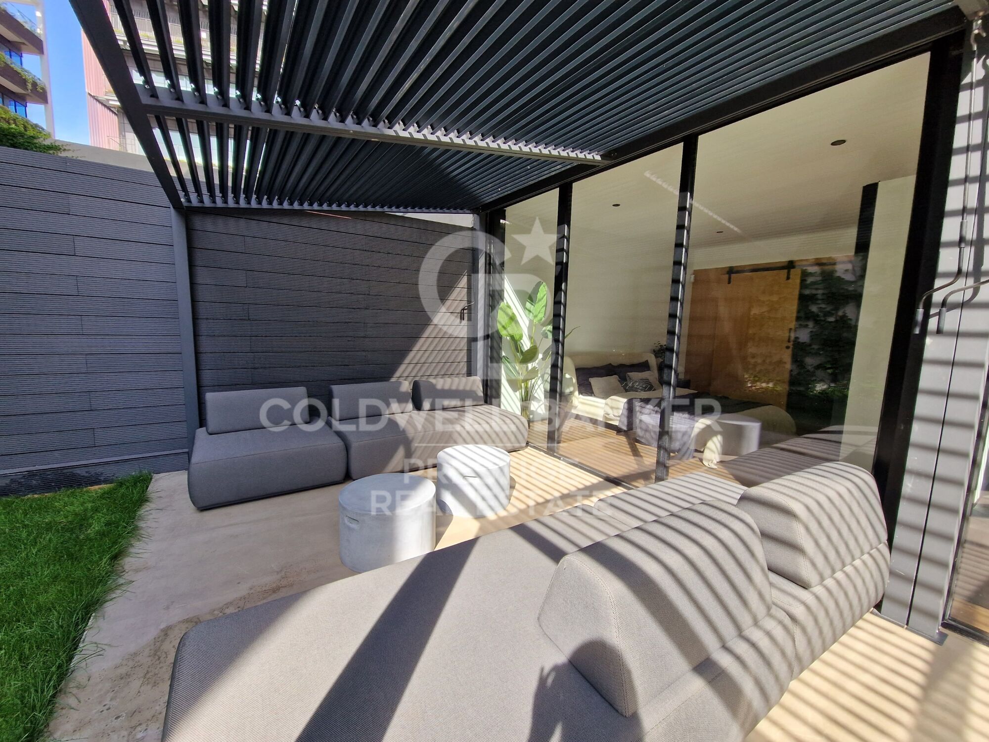 For sale: Luxury loft with an 86 m² garden in a recently renovated iconic building.