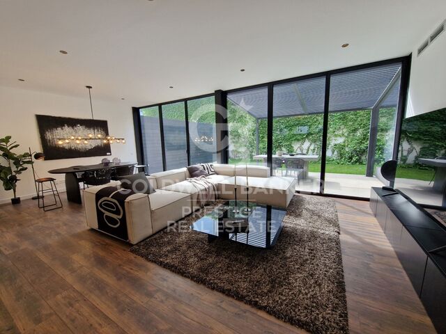 À vendre : Loft de luxe avec jardin de 86 m² dans un bâtiment emblématique récemment rénové.