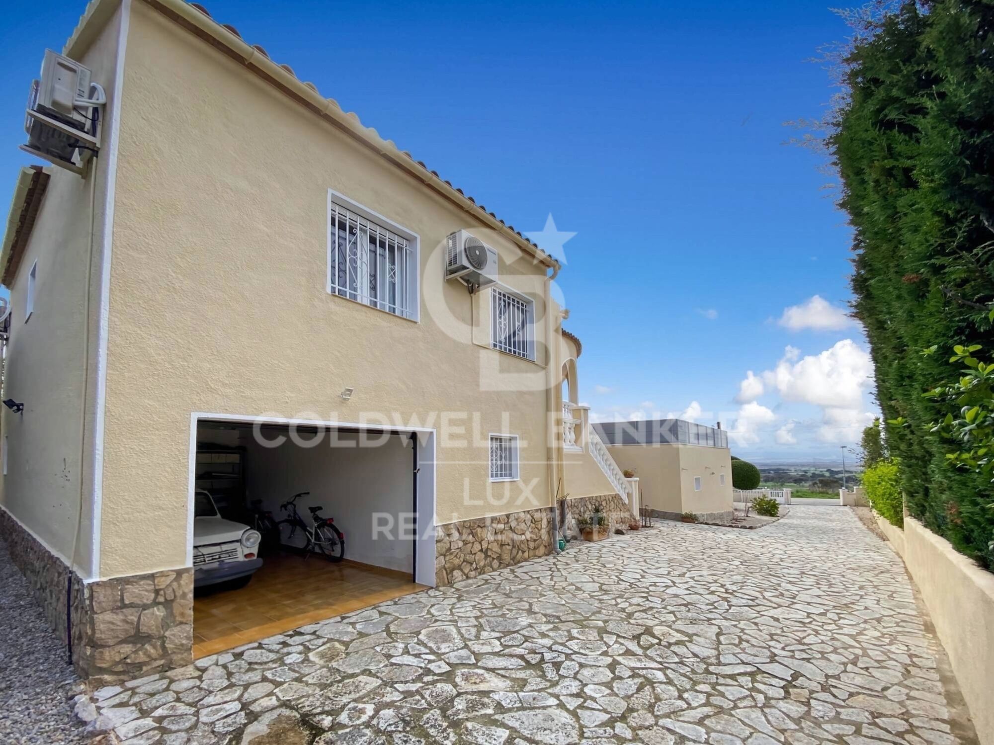 Maison à Palau Saverdera avec licence touristique et piscine