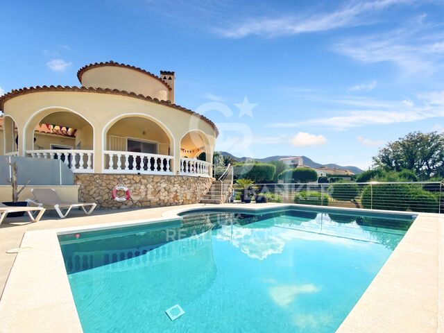 Haus in Palau Saverdera mit Touristenlizenz und Schwimmbad