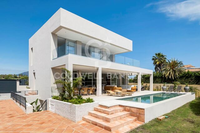 Magnifique Villa Récemment Construite en Bord de Plage à San Pedro de Alcántara