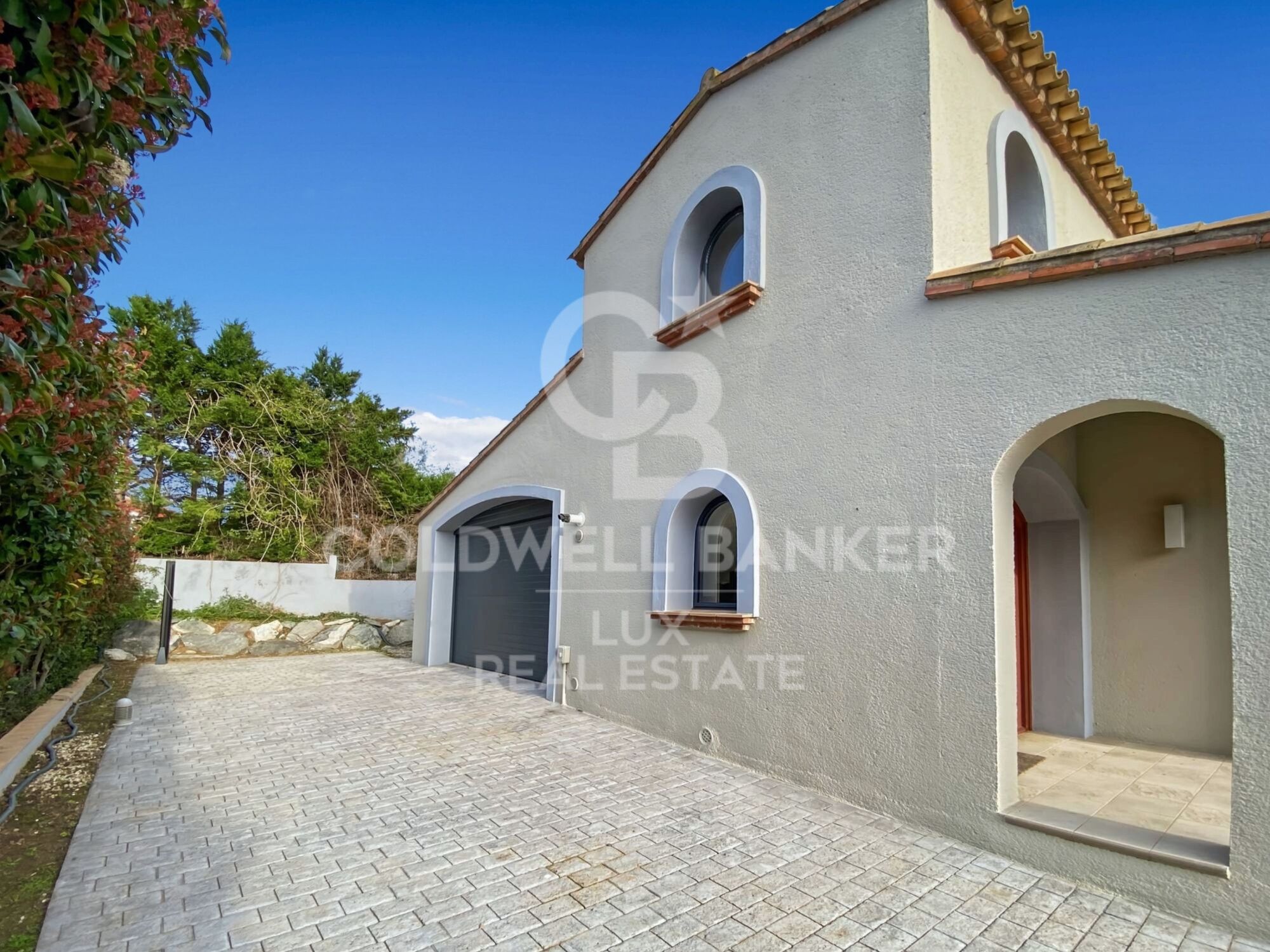 Modern house with a pool in the Golf of Peralada