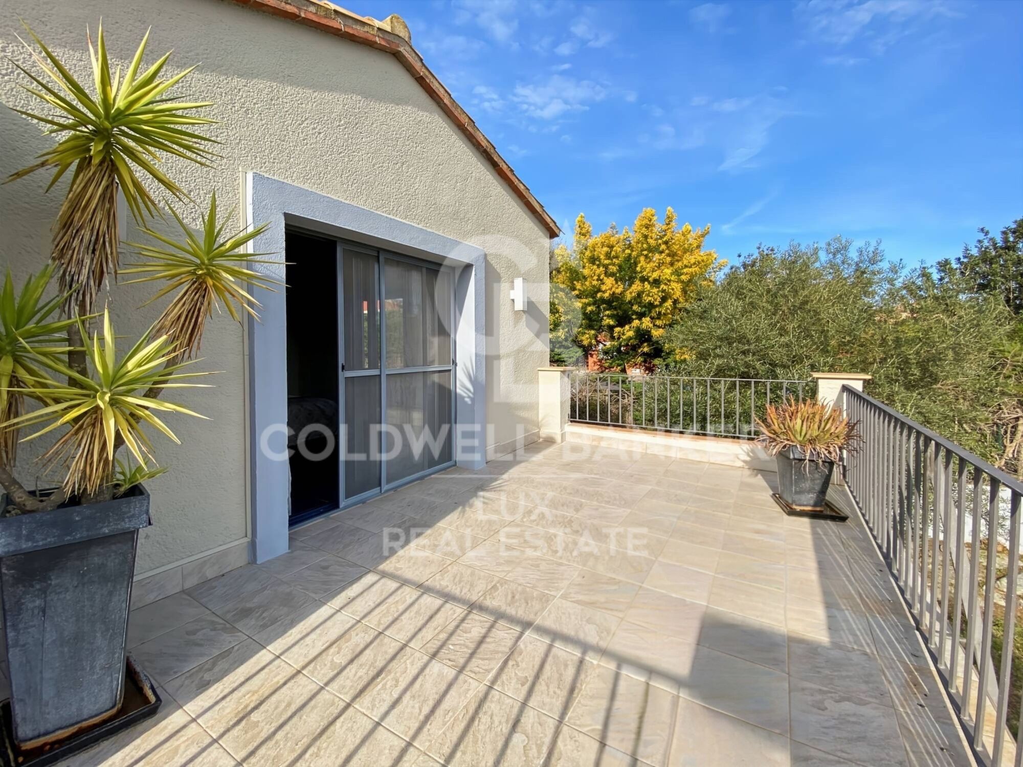 Modern house with a pool in the Golf of Peralada