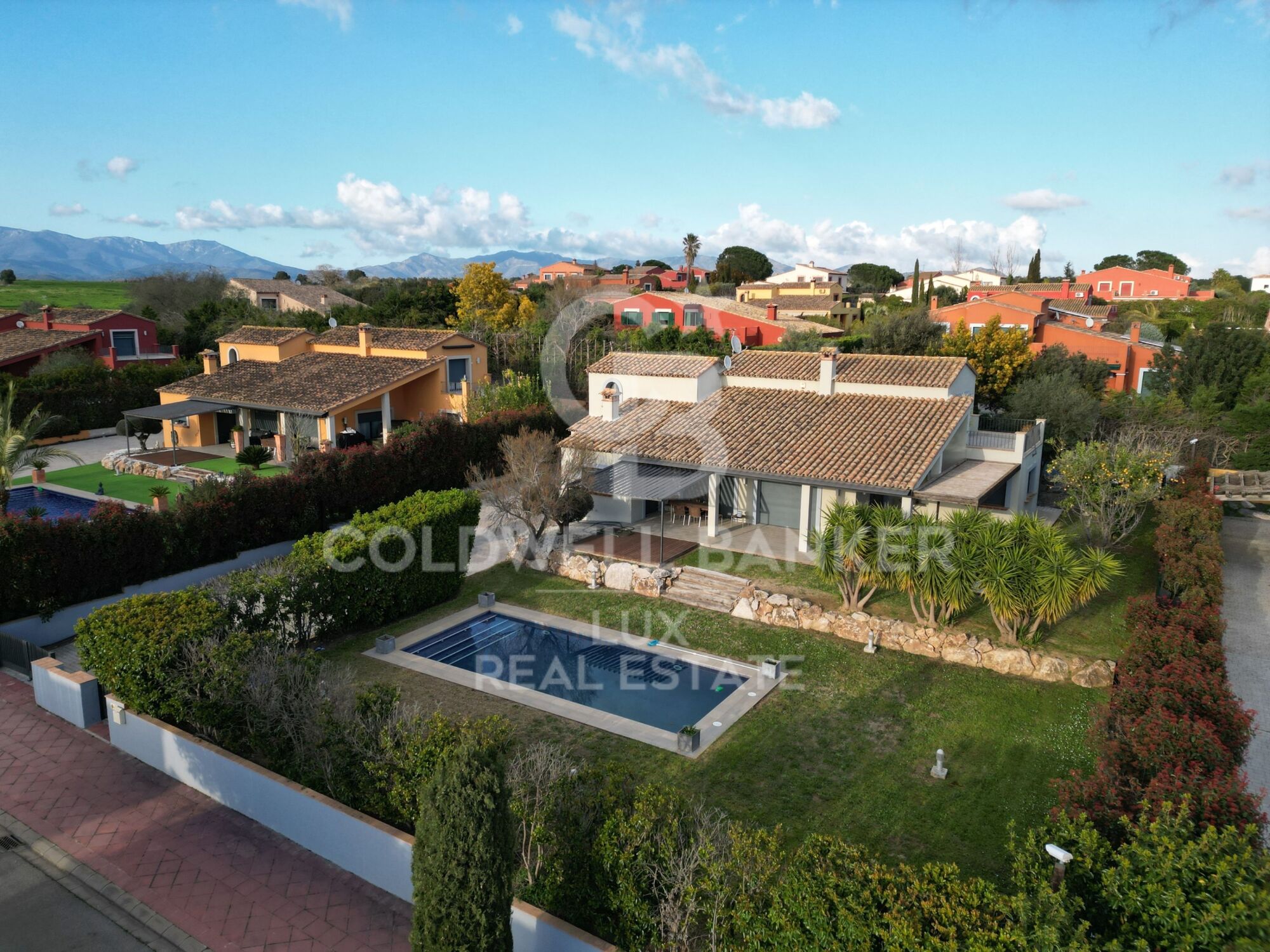 Modern house with a pool in the Golf of Peralada