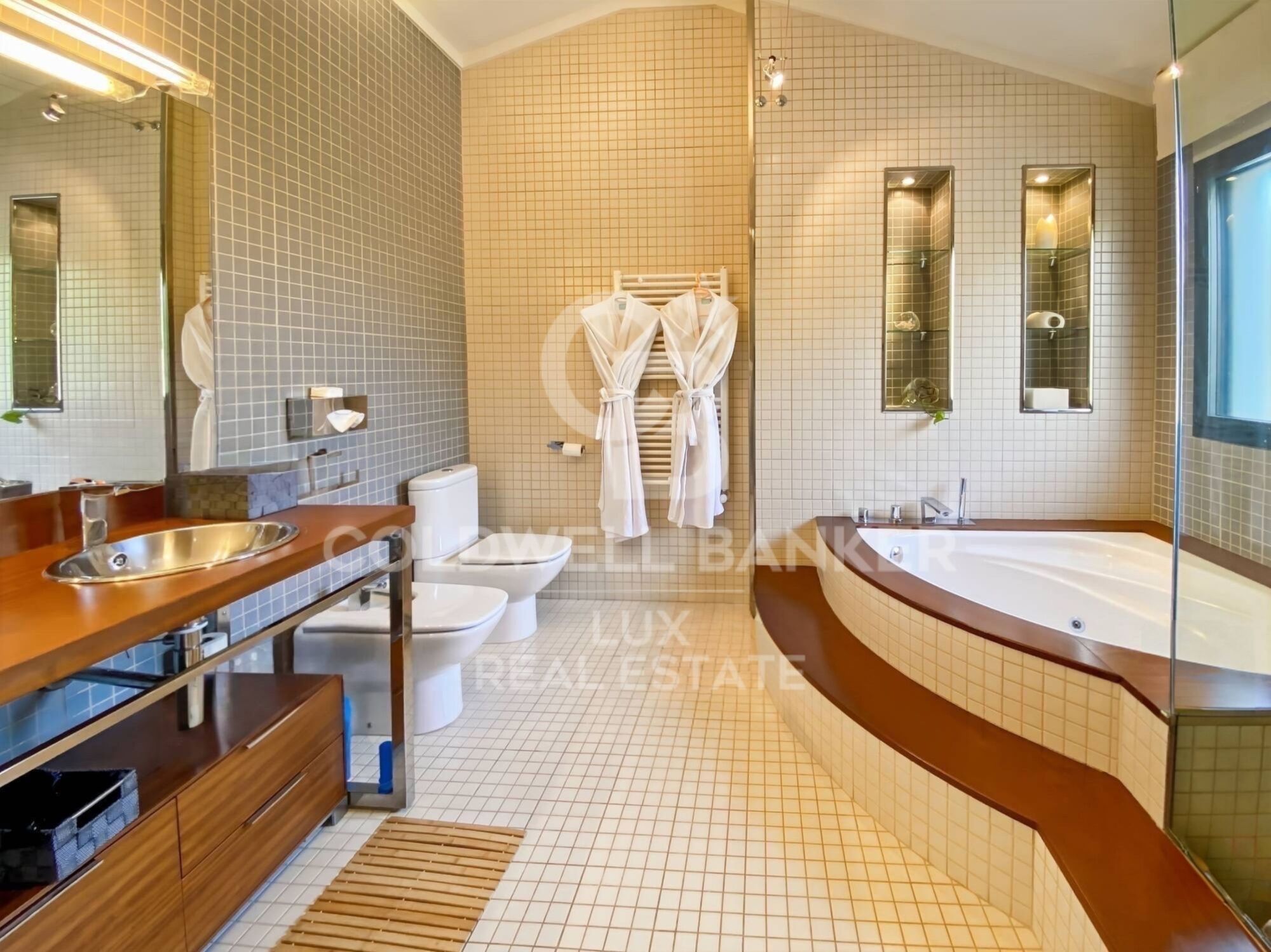 Modern house with a pool in the Golf of Peralada