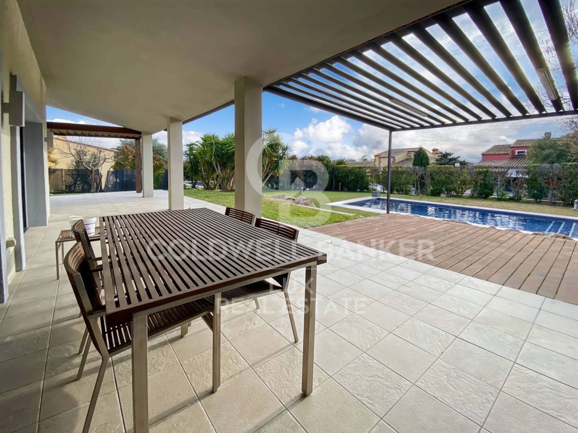 Modern house with a pool in the Golf of Peralada