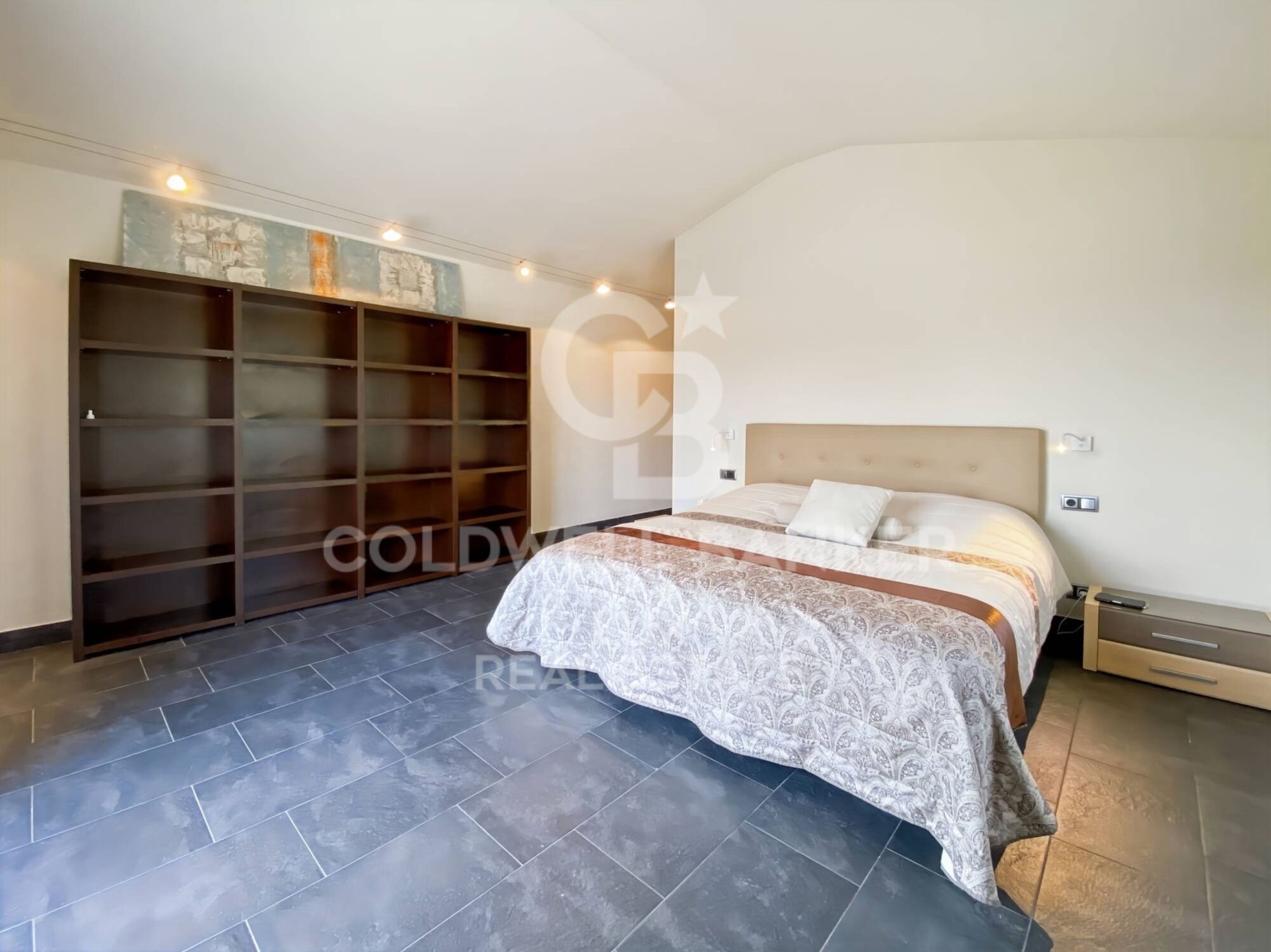 Modern house with a pool in the Golf of Peralada