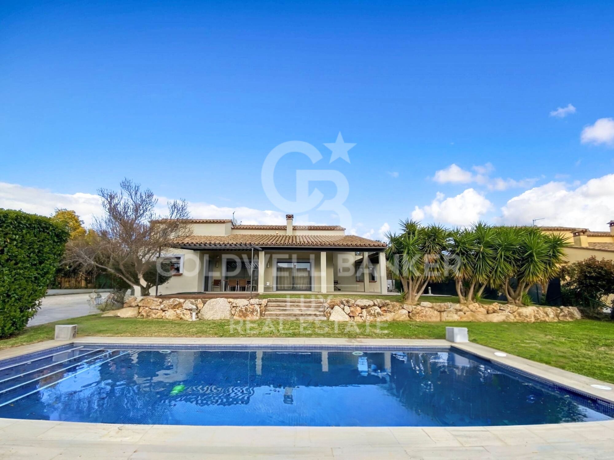Modern house with a pool in the Golf of Peralada