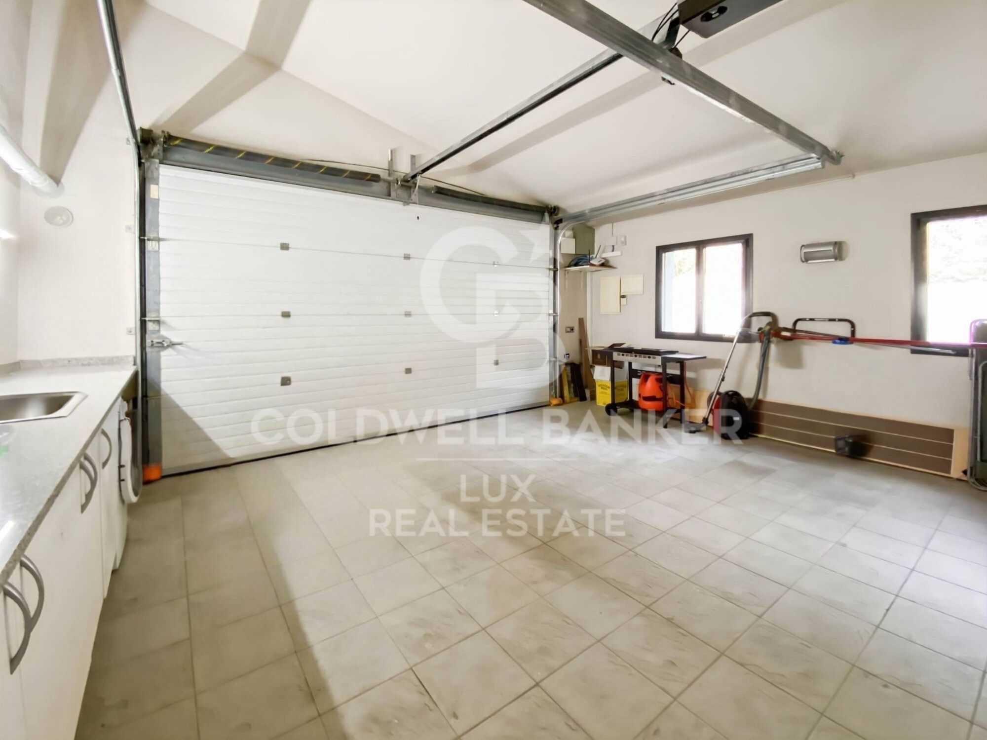 Modern house with a pool in the Golf of Peralada