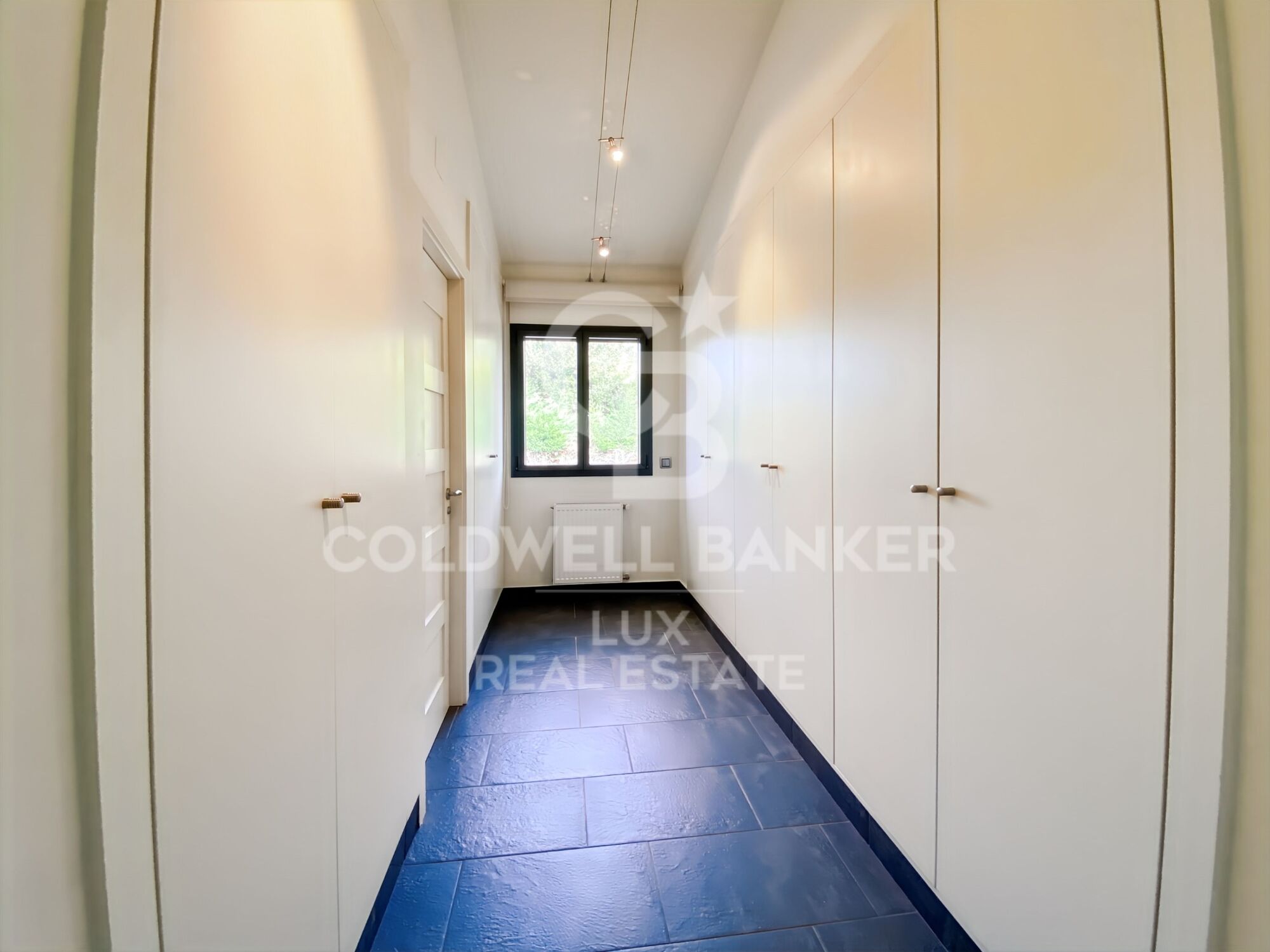 Modern house with a pool in the Golf of Peralada