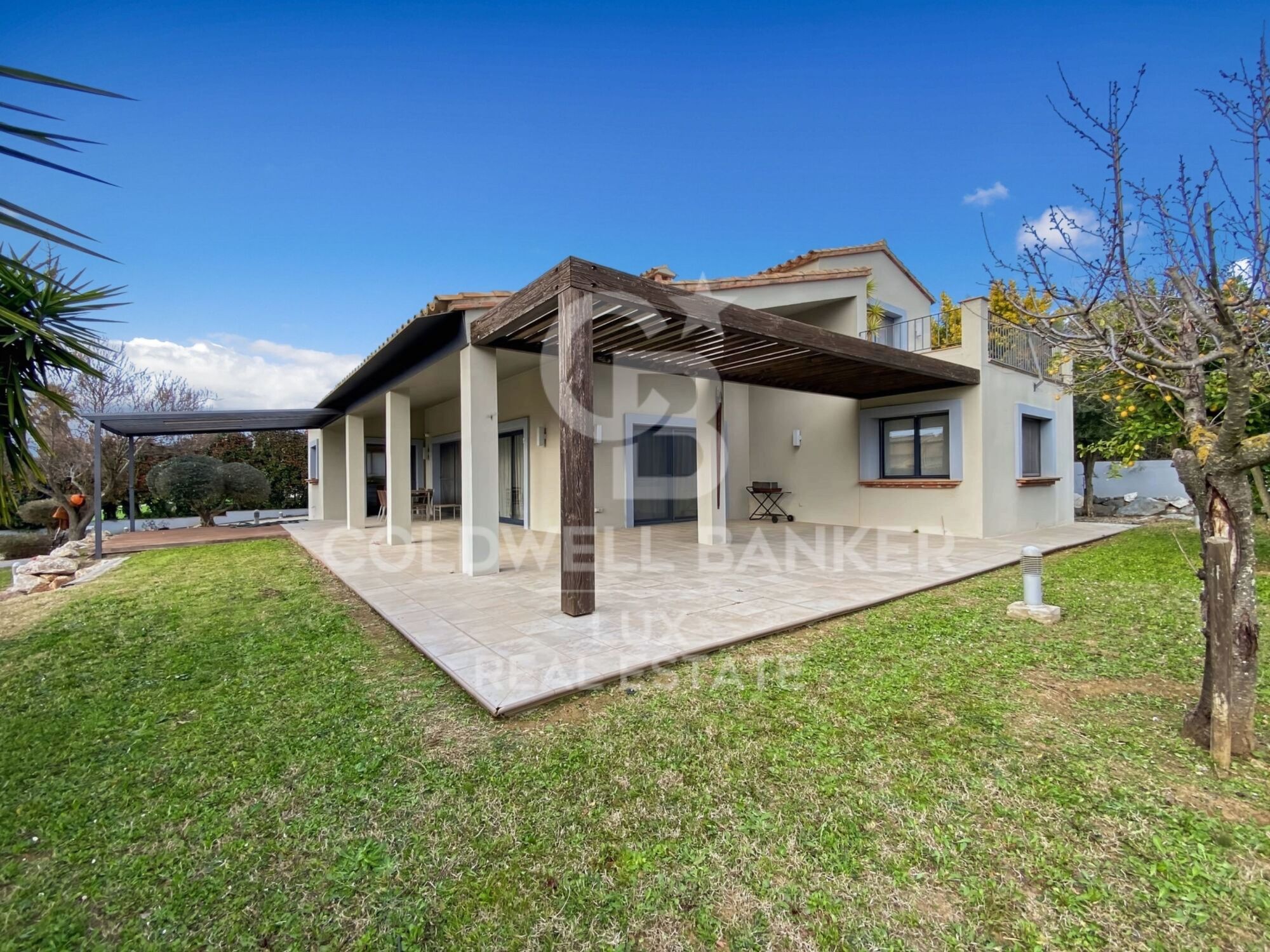 Modern house with a pool in the Golf of Peralada