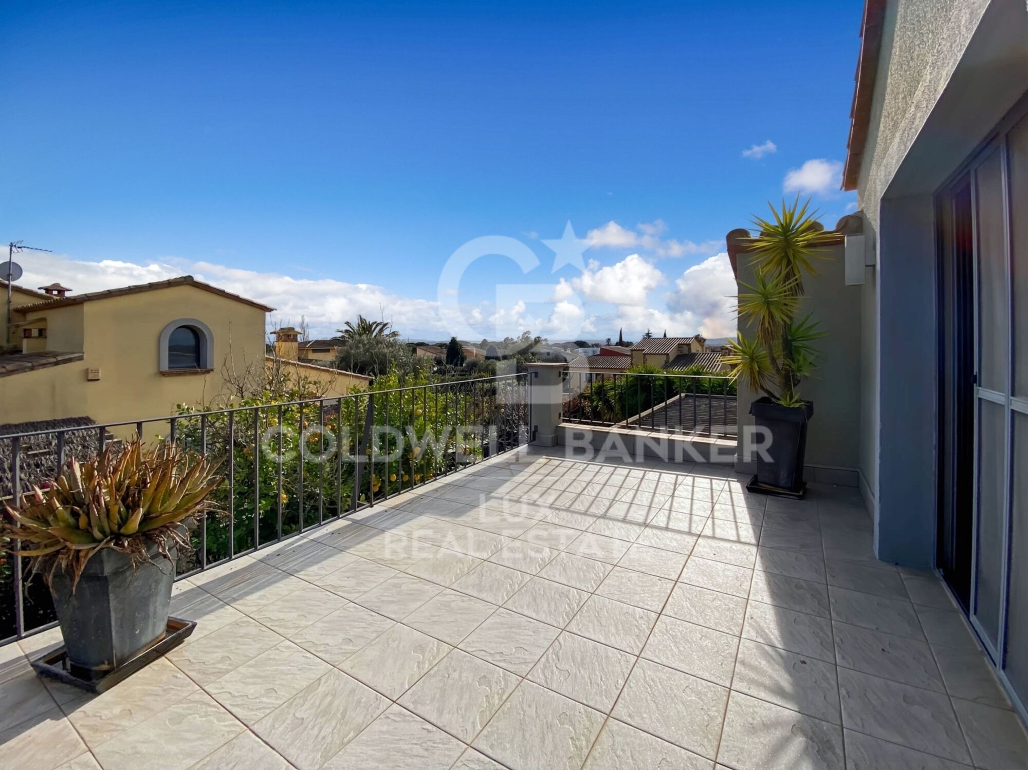 Modern house with a pool in the Golf of Peralada