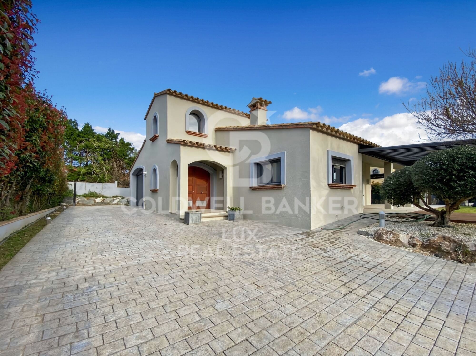 Modern house with a pool in the Golf of Peralada