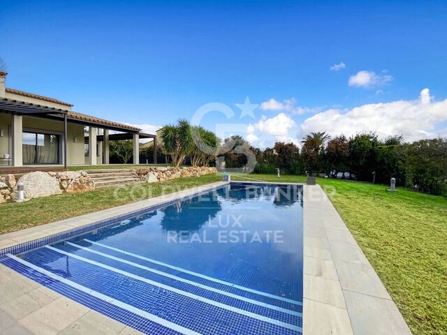 Modern house with a pool in the Golf of Peralada