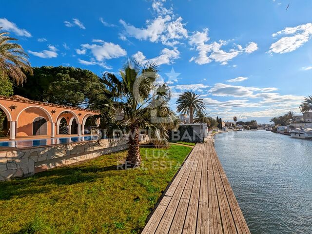 Villa with 30 m mooring in wide canal, Empuriabrava