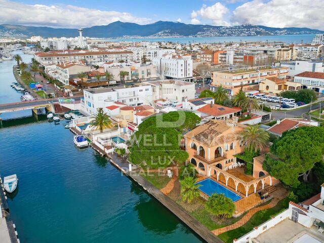 Villa with 30 m mooring in wide canal, Empuriabrava